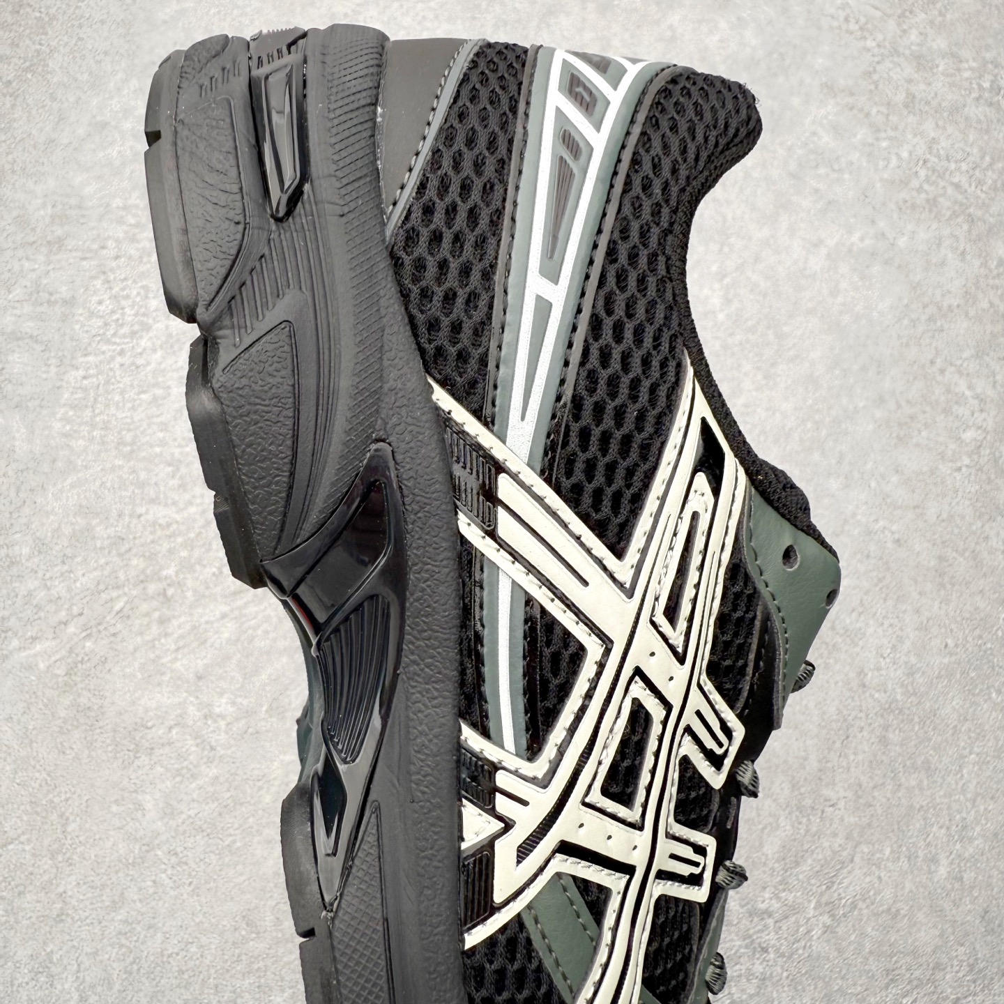 图片[6]-Asics Gel-1130 亚瑟士系列低帮复古休闲运动慢跑鞋 整双鞋在鞋面部分选用网眼布与皮革相互连接，在鞋面银色金属质感的线条中，ASICS 品牌标志性的虎爪 Logo 出现在鞋身侧面，既展现出复古美感，又加深了整双鞋的层次感。搭载着 Ortholite 鞋垫，之后再辅以 GEL 缓震胶中底和耐磨大底，在提升上脚舒适性的同时，在缓震脚感以及耐磨抓地力方面也能满足日常运动需求。尺码：36 37 37.5 38 39.5 40 40.5 41.5 42 42.5 43.5 44 45-选品中心