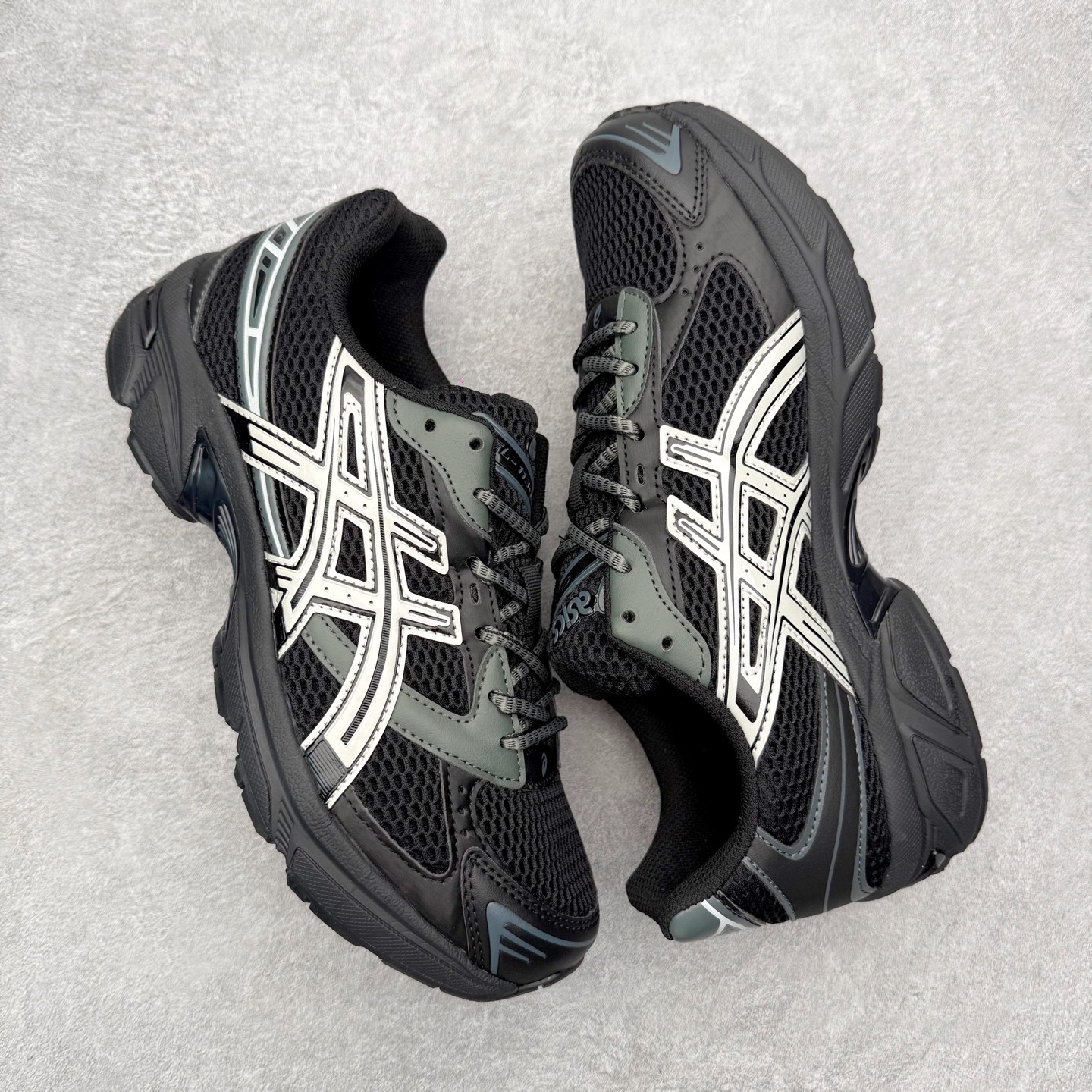 图片[3]-Asics Gel-1130 亚瑟士系列低帮复古休闲运动慢跑鞋 整双鞋在鞋面部分选用网眼布与皮革相互连接，在鞋面银色金属质感的线条中，ASICS 品牌标志性的虎爪 Logo 出现在鞋身侧面，既展现出复古美感，又加深了整双鞋的层次感。搭载着 Ortholite 鞋垫，之后再辅以 GEL 缓震胶中底和耐磨大底，在提升上脚舒适性的同时，在缓震脚感以及耐磨抓地力方面也能满足日常运动需求。尺码：36 37 37.5 38 39.5 40 40.5 41.5 42 42.5 43.5 44 45-选品中心