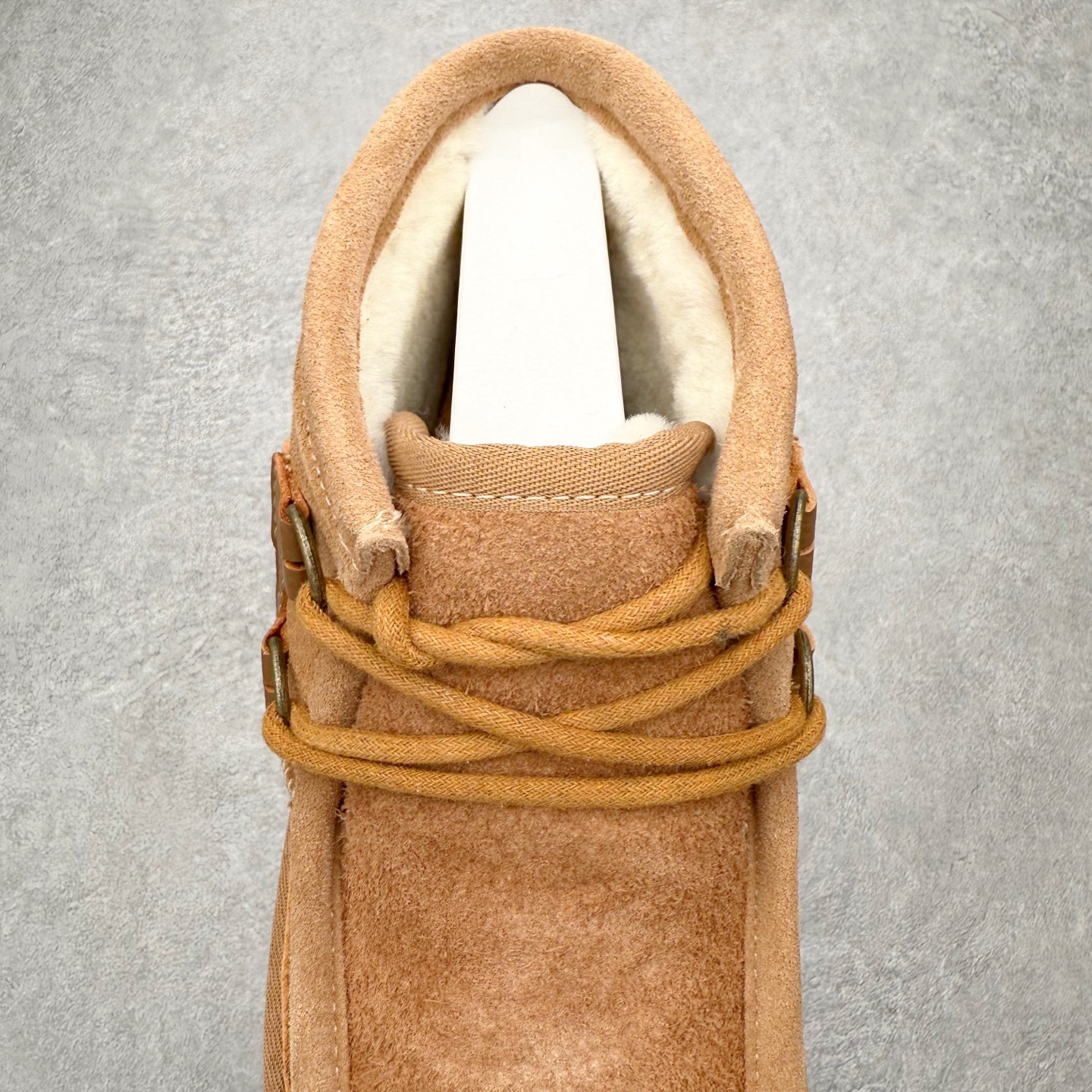 图片[5]-＃福利特价 UGG Tasman Weather Hybrid 塔斯曼混合系列户外中帮休闲马丁靴雪地靴UGG秋冬新品 秋冬必备（内里加绒保暖🔥）时尚休闲马丁靴雪地靴系列 代购专供品质 面料采用进口头层牛皮材质 鞋内里采用🔥毛茸一体内里保暖锁热。外置防滑橡胶大底 系带设计 穿脱十分方便 采用TPU模压定型真皮鞋面材质#科技外底防滑,耐磨性和良好的弹性！尺码：39-45-选品中心