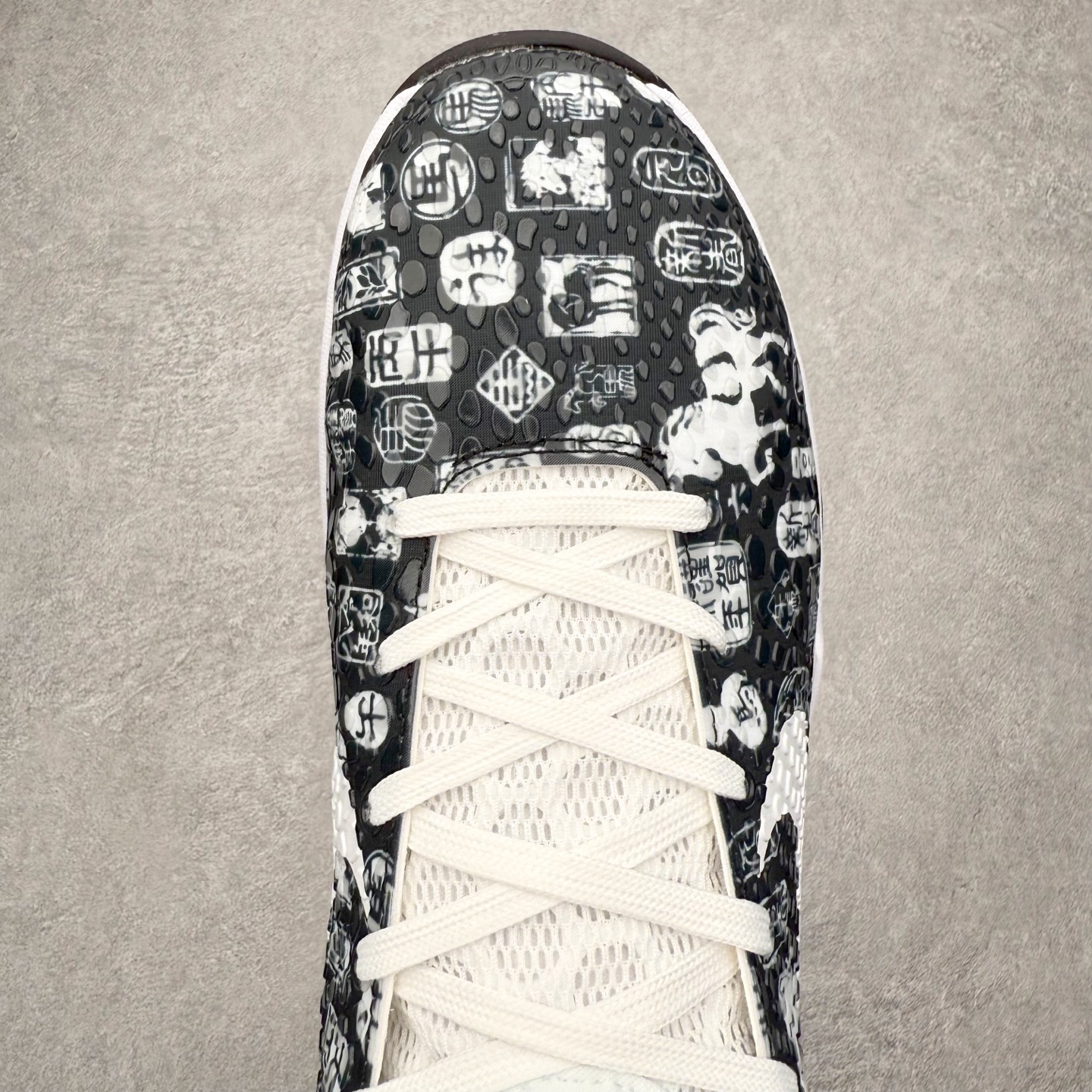 图片[4]-NK Zoom Kobe 6 Protro 科比六代实战篮球鞋 马年定制CYN配色 Eric Avar 这一次在设计中将轻盈发挥到了极致 鞋面采用了更加轻盈、更加强韧的创新的Flywire 2.0技术 球鞋重量更加轻质 重量仅为10.6盎司 内靴设计也使得穿着更加舒适 中底的配置则依日是可靠的zoom气垫和碳板的搭配 外底有个小细节令人十分喜欢 将纹路做成了心电图状 寓意科比对于篮球的喜爱 尺码：40 40.5 41 42 42.5 43 44 44.5 45 46-选品中心