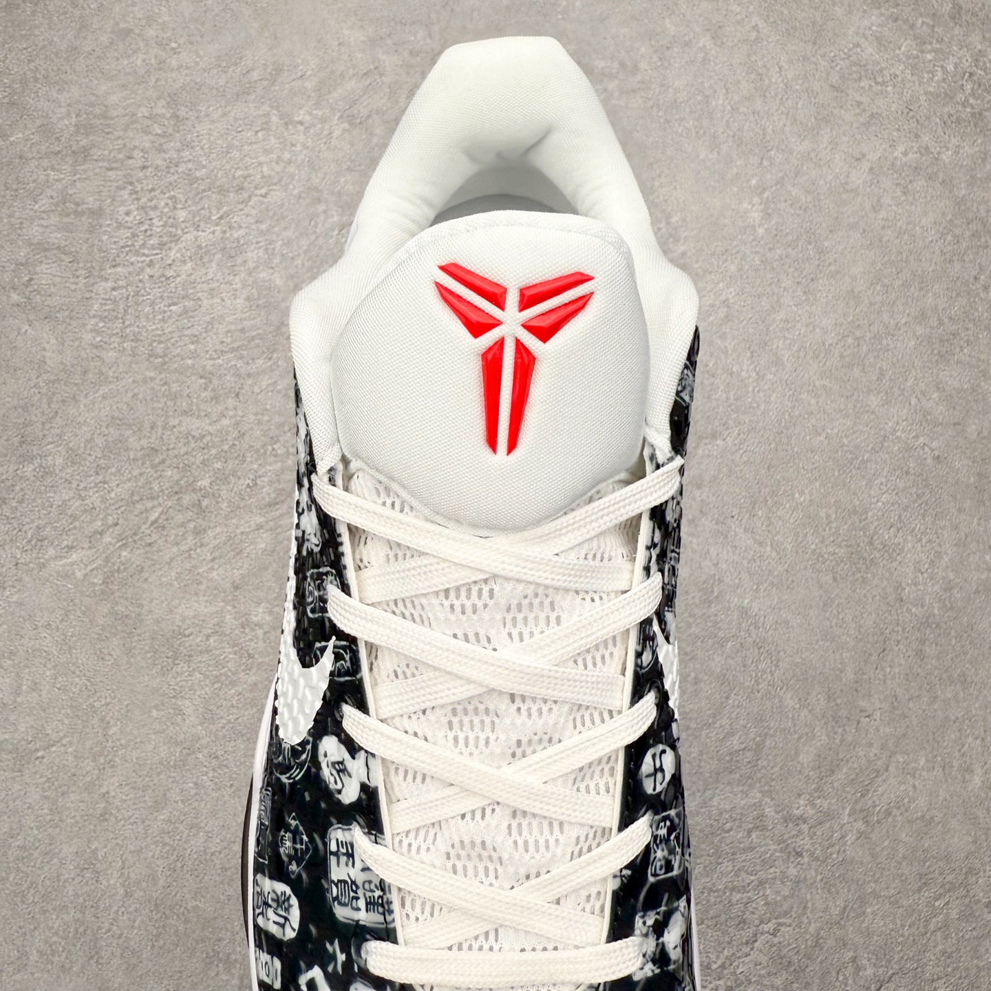 图片[5]-NK Zoom Kobe 6 Protro 科比六代实战篮球鞋 马年定制CYN配色 Eric Avar 这一次在设计中将轻盈发挥到了极致 鞋面采用了更加轻盈、更加强韧的创新的Flywire 2.0技术 球鞋重量更加轻质 重量仅为10.6盎司 内靴设计也使得穿着更加舒适 中底的配置则依日是可靠的zoom气垫和碳板的搭配 外底有个小细节令人十分喜欢 将纹路做成了心电图状 寓意科比对于篮球的喜爱 尺码：40 40.5 41 42 42.5 43 44 44.5 45 46-选品中心