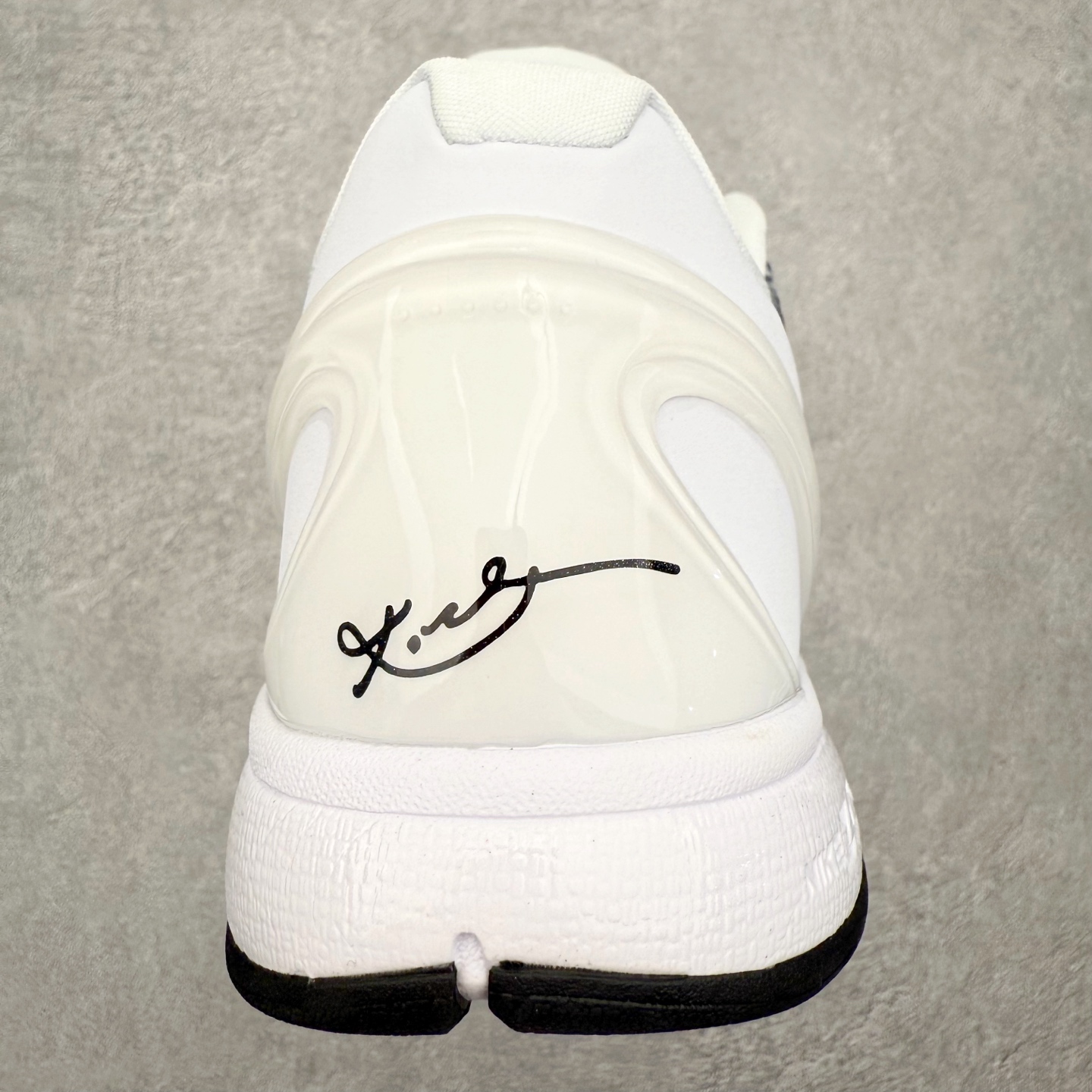 图片[8]-NK Zoom Kobe 6 Protro 科比六代实战篮球鞋 马年定制CYN配色 Eric Avar 这一次在设计中将轻盈发挥到了极致 鞋面采用了更加轻盈、更加强韧的创新的Flywire 2.0技术 球鞋重量更加轻质 重量仅为10.6盎司 内靴设计也使得穿着更加舒适 中底的配置则依日是可靠的zoom气垫和碳板的搭配 外底有个小细节令人十分喜欢 将纹路做成了心电图状 寓意科比对于篮球的喜爱 尺码：40 40.5 41 42 42.5 43 44 44.5 45 46-选品中心