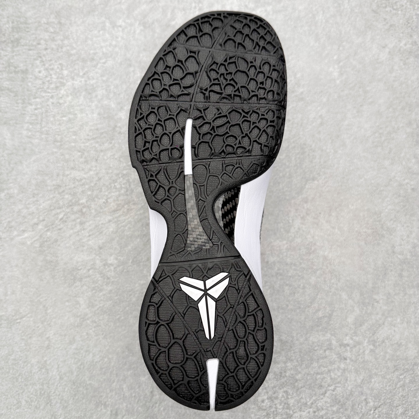 图片[9]-NK Zoom Kobe 6 Protro 科比六代实战篮球鞋 马年定制CYN配色 Eric Avar 这一次在设计中将轻盈发挥到了极致 鞋面采用了更加轻盈、更加强韧的创新的Flywire 2.0技术 球鞋重量更加轻质 重量仅为10.6盎司 内靴设计也使得穿着更加舒适 中底的配置则依日是可靠的zoom气垫和碳板的搭配 外底有个小细节令人十分喜欢 将纹路做成了心电图状 寓意科比对于篮球的喜爱 尺码：40 40.5 41 42 42.5 43 44 44.5 45 46-选品中心