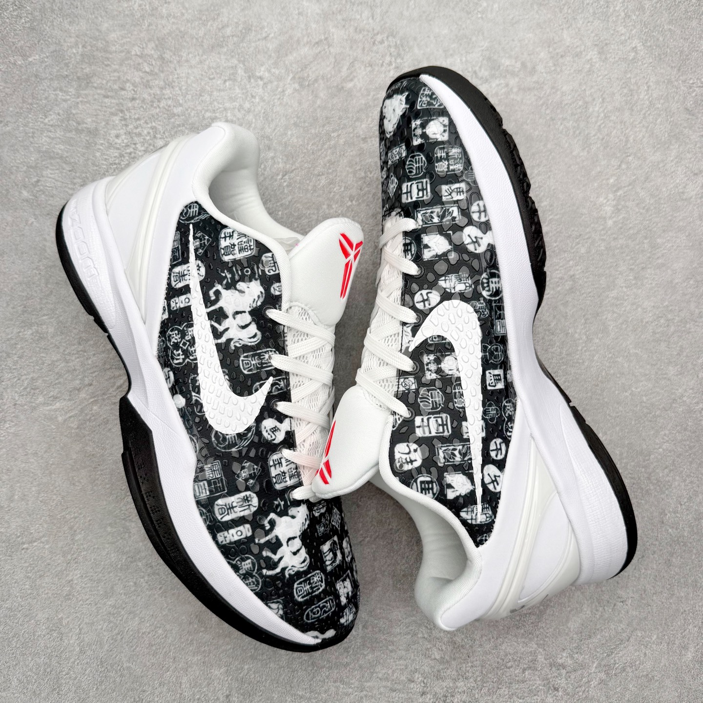 图片[3]-NK Zoom Kobe 6 Protro 科比六代实战篮球鞋 马年定制CYN配色 Eric Avar 这一次在设计中将轻盈发挥到了极致 鞋面采用了更加轻盈、更加强韧的创新的Flywire 2.0技术 球鞋重量更加轻质 重量仅为10.6盎司 内靴设计也使得穿着更加舒适 中底的配置则依日是可靠的zoom气垫和碳板的搭配 外底有个小细节令人十分喜欢 将纹路做成了心电图状 寓意科比对于篮球的喜爱 尺码：40 40.5 41 42 42.5 43 44 44.5 45 46-选品中心