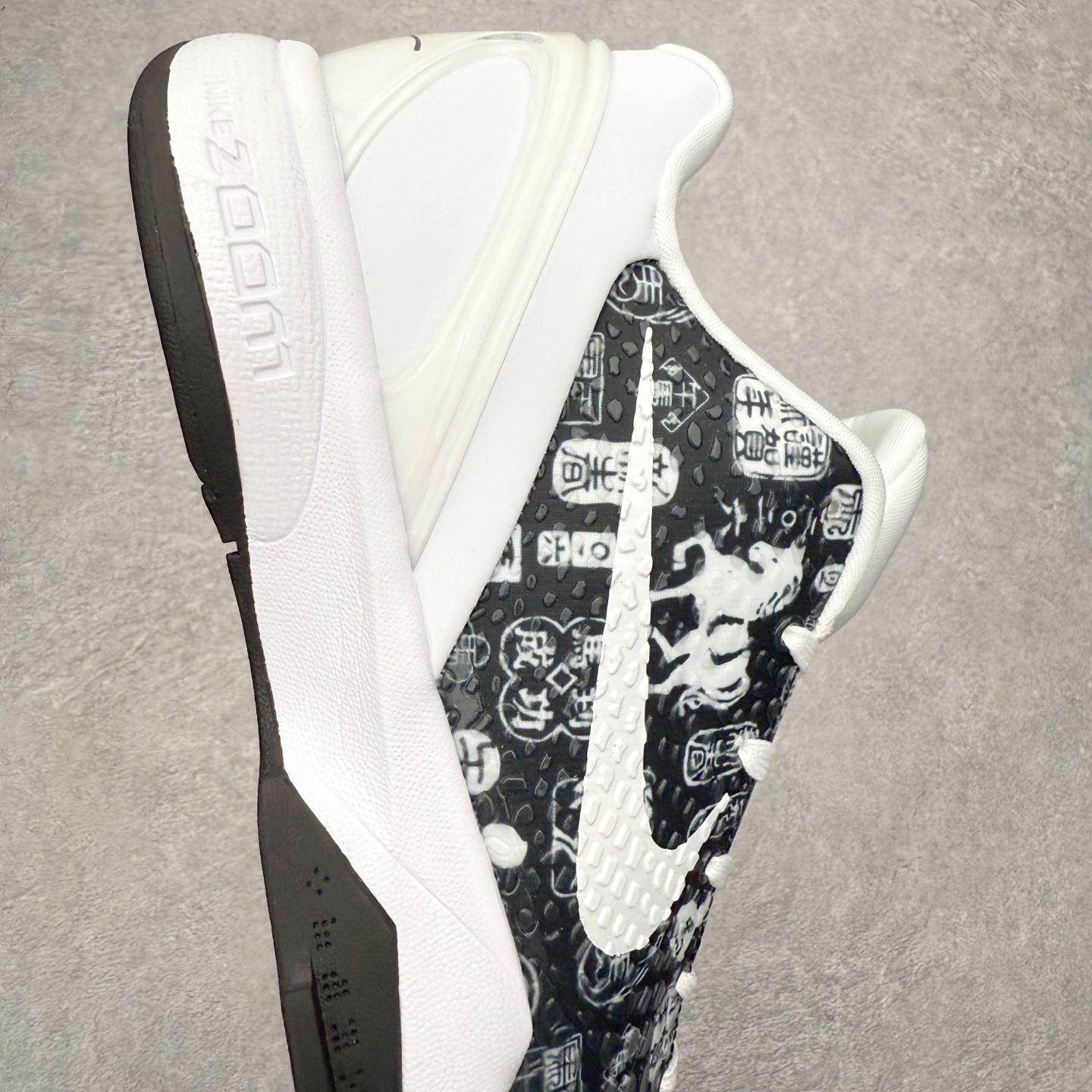 图片[6]-NK Zoom Kobe 6 Protro 科比六代实战篮球鞋 马年定制CYN配色 Eric Avar 这一次在设计中将轻盈发挥到了极致 鞋面采用了更加轻盈、更加强韧的创新的Flywire 2.0技术 球鞋重量更加轻质 重量仅为10.6盎司 内靴设计也使得穿着更加舒适 中底的配置则依日是可靠的zoom气垫和碳板的搭配 外底有个小细节令人十分喜欢 将纹路做成了心电图状 寓意科比对于篮球的喜爱 尺码：40 40.5 41 42 42.5 43 44 44.5 45 46-选品中心