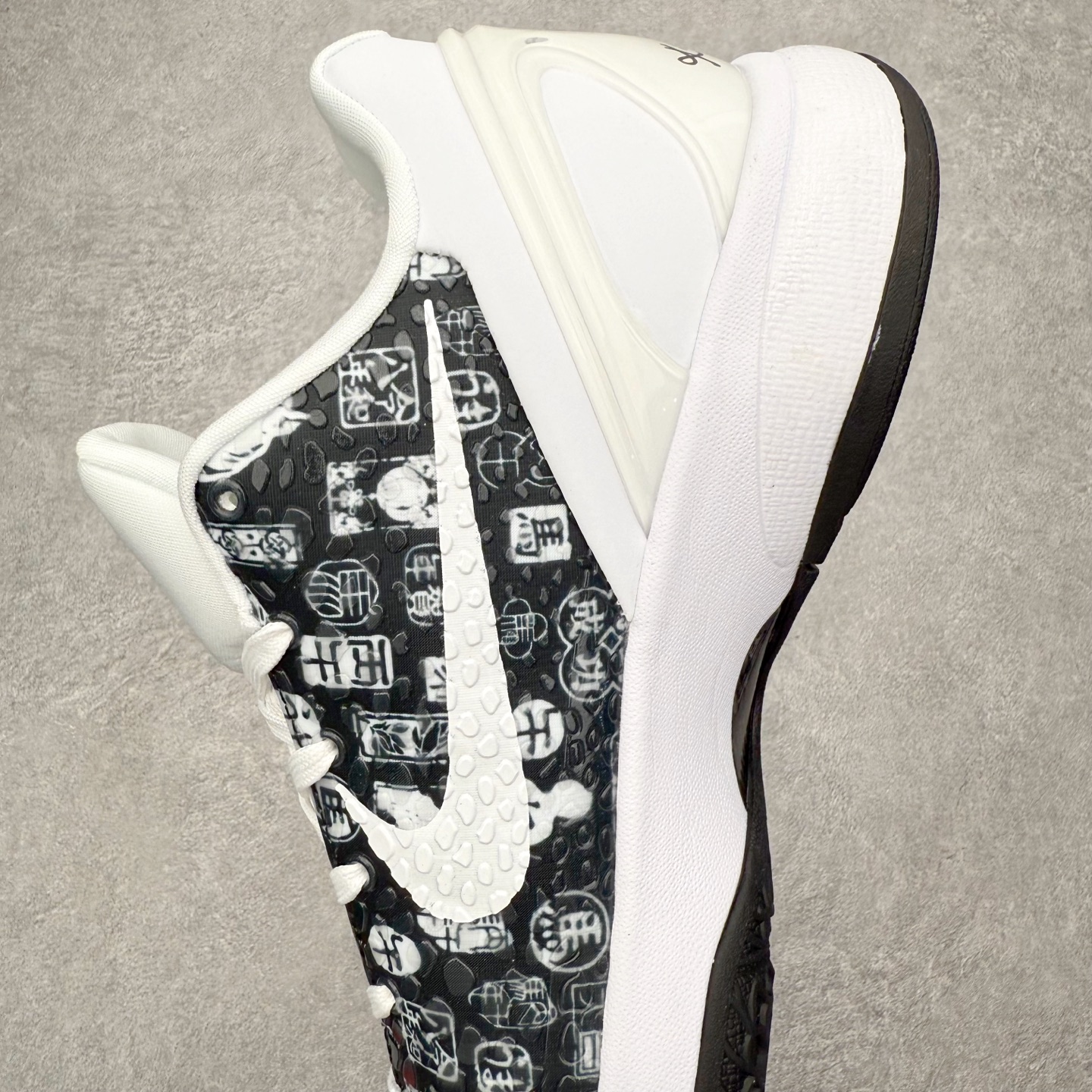 图片[7]-NK Zoom Kobe 6 Protro 科比六代实战篮球鞋 马年定制CYN配色 Eric Avar 这一次在设计中将轻盈发挥到了极致 鞋面采用了更加轻盈、更加强韧的创新的Flywire 2.0技术 球鞋重量更加轻质 重量仅为10.6盎司 内靴设计也使得穿着更加舒适 中底的配置则依日是可靠的zoom气垫和碳板的搭配 外底有个小细节令人十分喜欢 将纹路做成了心电图状 寓意科比对于篮球的喜爱 尺码：40 40.5 41 42 42.5 43 44 44.5 45 46-选品中心