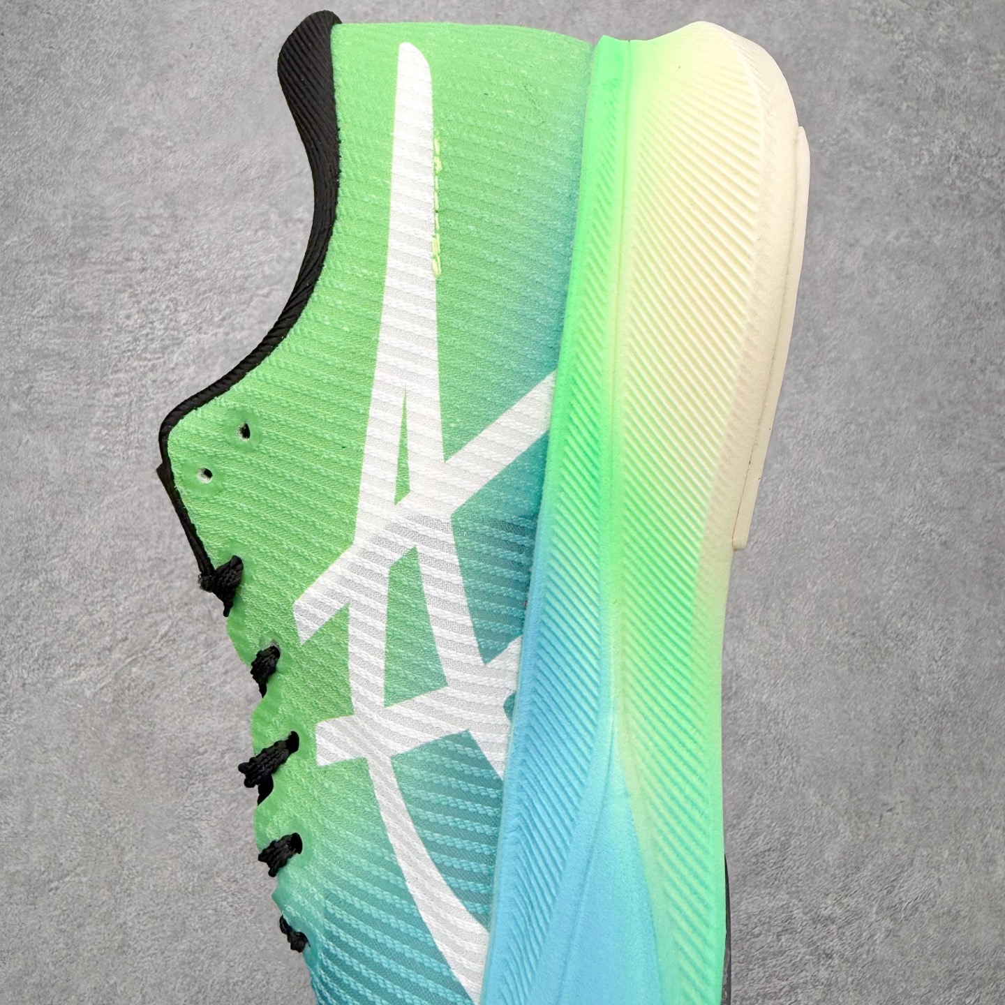 图片[7]-Asics Metaspeed Sky + 亚瑟士全面进化版竞速马拉松系列低帮轻量透气缓震休闲运动跑步鞋 这款Magic Speed跑鞋使用了亚瑟士的多项跑鞋科技，中底为2020年才出现在大众视野的FF Blast，这款中底为EVA和OBC混合发泡而来，相比之前的Flytefoam中底，这款材料在缓震和回弹性能上的表现更好，更加软弹。在中底前掌位置内嵌了不对称的碳板结构，这个碳板不是为了推进的目的，而是让前掌不要形变，维持前掌弧度，保证GuideSole科技在跑步过程中发挥作用。尺码：36 36.5 37.5 38 38.5 39 40 40.5 41 42 42.5 43 44 44.5 45-选品中心