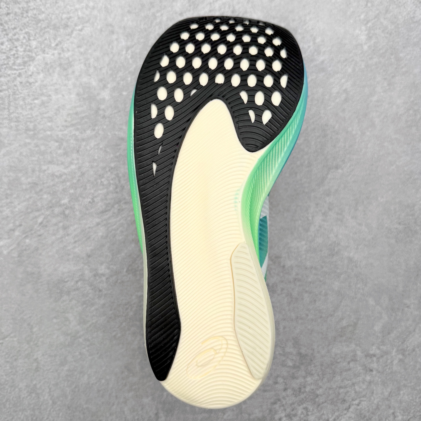 图片[9]-Asics Metaspeed Sky + 亚瑟士全面进化版竞速马拉松系列低帮轻量透气缓震休闲运动跑步鞋 这款Magic Speed跑鞋使用了亚瑟士的多项跑鞋科技，中底为2020年才出现在大众视野的FF Blast，这款中底为EVA和OBC混合发泡而来，相比之前的Flytefoam中底，这款材料在缓震和回弹性能上的表现更好，更加软弹。在中底前掌位置内嵌了不对称的碳板结构，这个碳板不是为了推进的目的，而是让前掌不要形变，维持前掌弧度，保证GuideSole科技在跑步过程中发挥作用。尺码：36 36.5 37.5 38 38.5 39 40 40.5 41 42 42.5 43 44 44.5 45-选品中心