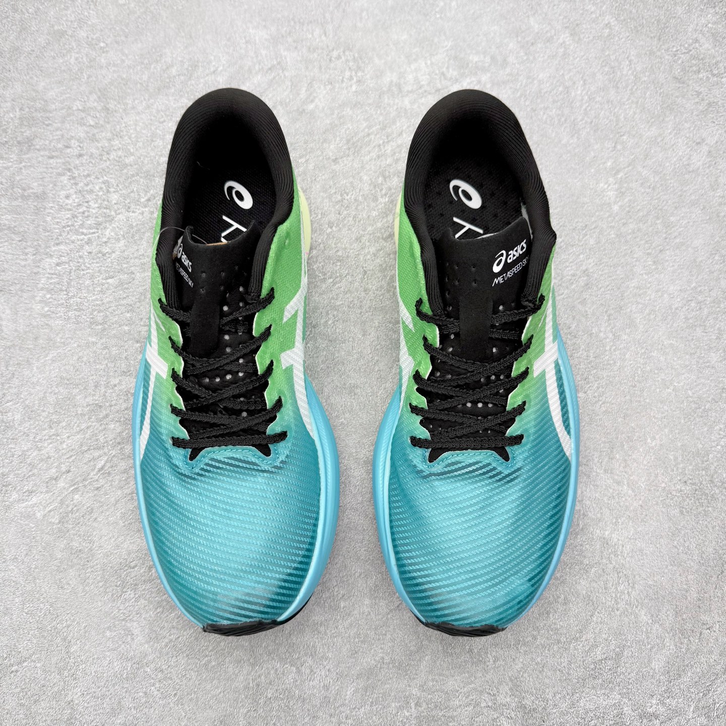 图片[2]-Asics Metaspeed Sky + 亚瑟士全面进化版竞速马拉松系列低帮轻量透气缓震休闲运动跑步鞋 这款Magic Speed跑鞋使用了亚瑟士的多项跑鞋科技，中底为2020年才出现在大众视野的FF Blast，这款中底为EVA和OBC混合发泡而来，相比之前的Flytefoam中底，这款材料在缓震和回弹性能上的表现更好，更加软弹。在中底前掌位置内嵌了不对称的碳板结构，这个碳板不是为了推进的目的，而是让前掌不要形变，维持前掌弧度，保证GuideSole科技在跑步过程中发挥作用。尺码：36 36.5 37.5 38 38.5 39 40 40.5 41 42 42.5 43 44 44.5 45-选品中心