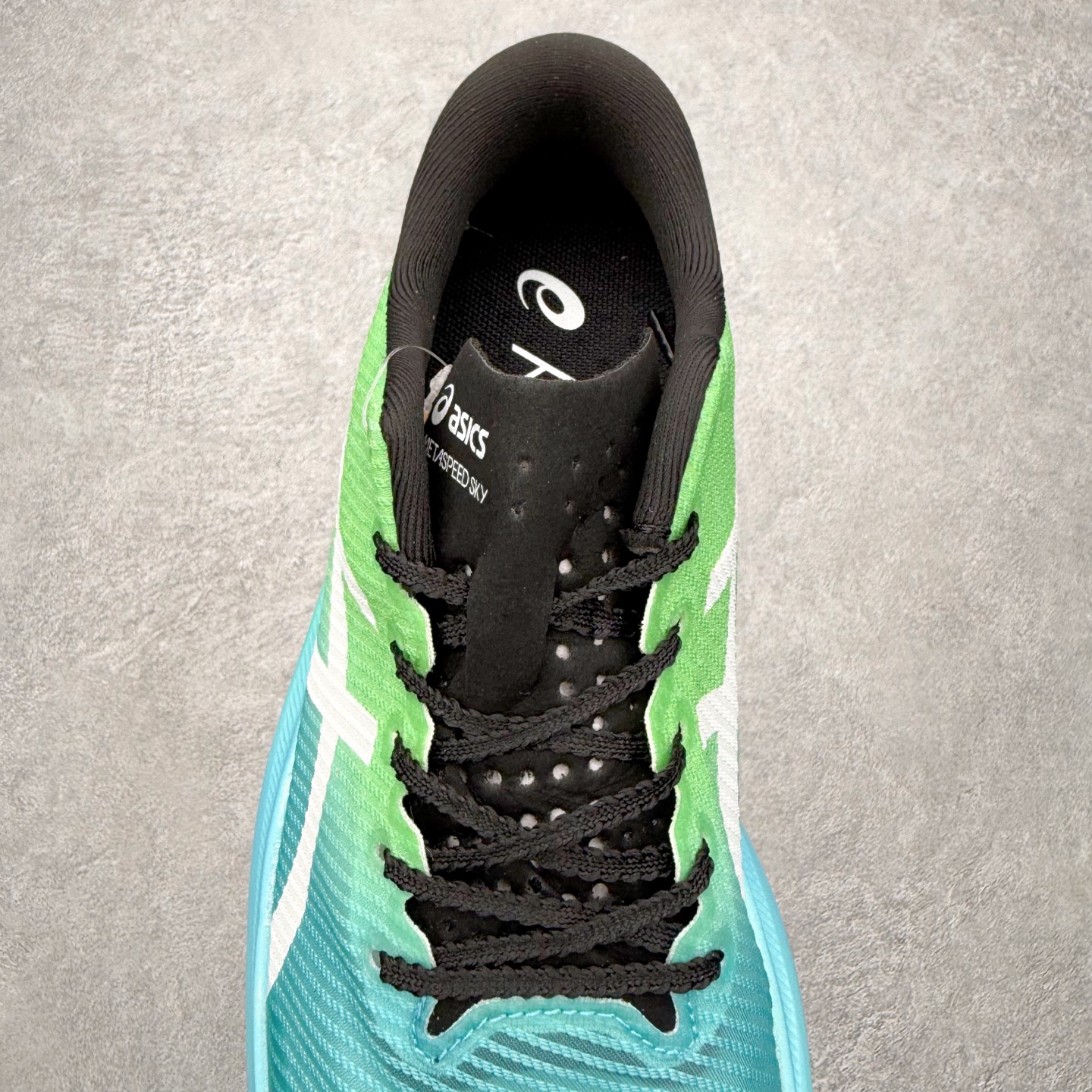 图片[5]-Asics Metaspeed Sky + 亚瑟士全面进化版竞速马拉松系列低帮轻量透气缓震休闲运动跑步鞋 这款Magic Speed跑鞋使用了亚瑟士的多项跑鞋科技，中底为2020年才出现在大众视野的FF Blast，这款中底为EVA和OBC混合发泡而来，相比之前的Flytefoam中底，这款材料在缓震和回弹性能上的表现更好，更加软弹。在中底前掌位置内嵌了不对称的碳板结构，这个碳板不是为了推进的目的，而是让前掌不要形变，维持前掌弧度，保证GuideSole科技在跑步过程中发挥作用。尺码：36 36.5 37.5 38 38.5 39 40 40.5 41 42 42.5 43 44 44.5 45-选品中心