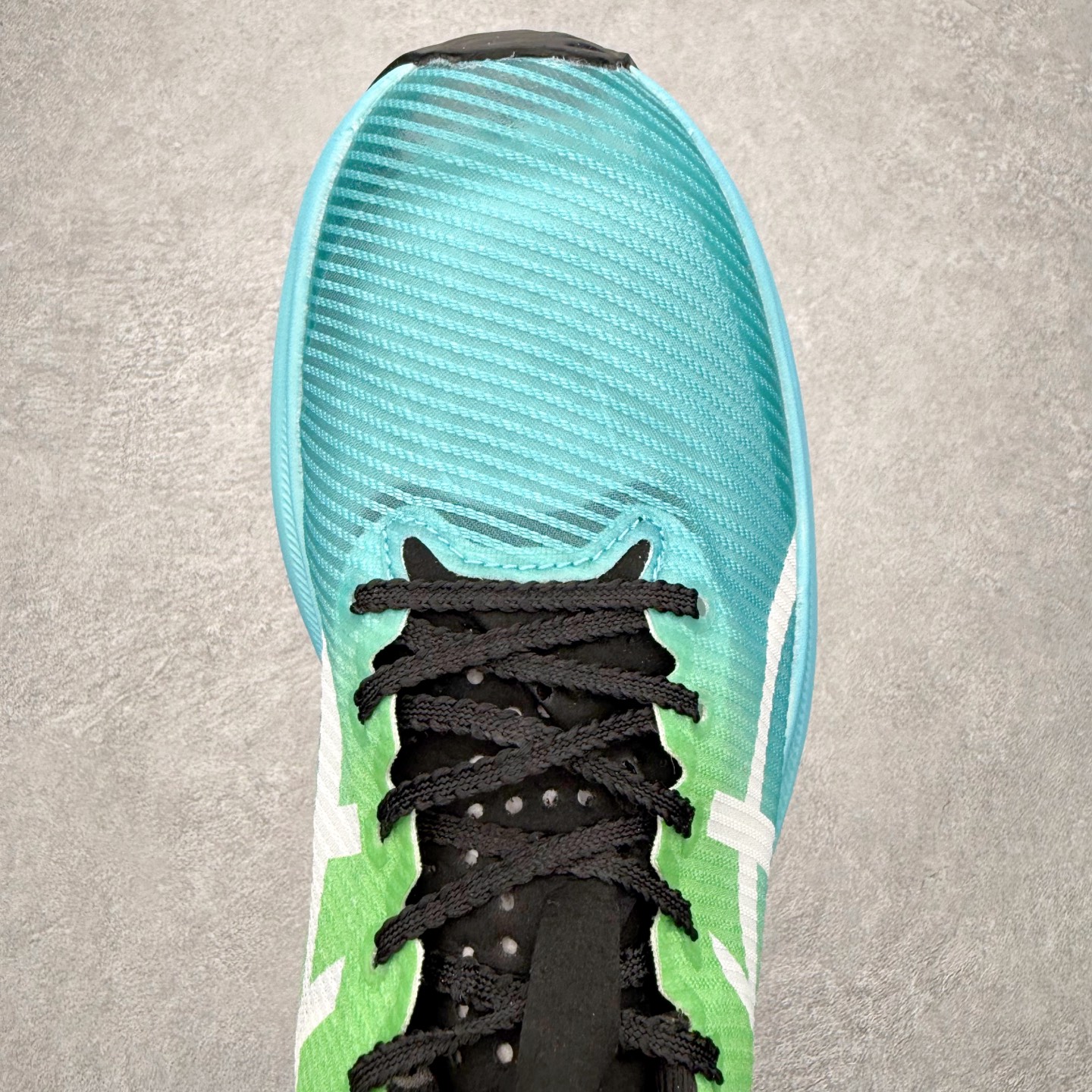 图片[4]-Asics Metaspeed Sky + 亚瑟士全面进化版竞速马拉松系列低帮轻量透气缓震休闲运动跑步鞋 这款Magic Speed跑鞋使用了亚瑟士的多项跑鞋科技，中底为2020年才出现在大众视野的FF Blast，这款中底为EVA和OBC混合发泡而来，相比之前的Flytefoam中底，这款材料在缓震和回弹性能上的表现更好，更加软弹。在中底前掌位置内嵌了不对称的碳板结构，这个碳板不是为了推进的目的，而是让前掌不要形变，维持前掌弧度，保证GuideSole科技在跑步过程中发挥作用。尺码：36 36.5 37.5 38 38.5 39 40 40.5 41 42 42.5 43 44 44.5 45-选品中心