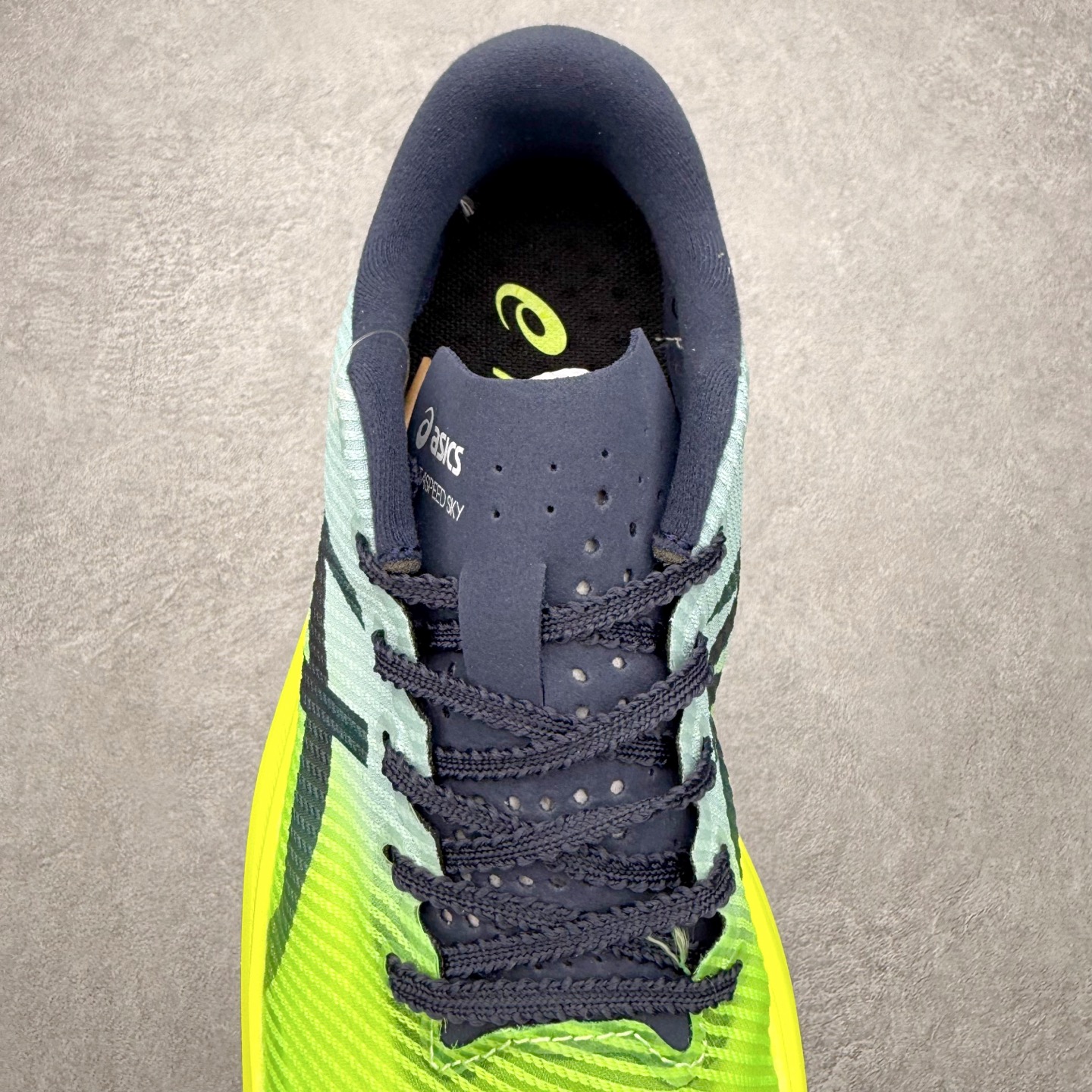 图片[5]-Asics Metaspeed Sky + 亚瑟士全面进化版竞速马拉松系列低帮轻量透气缓震休闲运动跑步鞋 这款Magic Speed跑鞋使用了亚瑟士的多项跑鞋科技，中底为2020年才出现在大众视野的FF Blast，这款中底为EVA和OBC混合发泡而来，相比之前的Flytefoam中底，这款材料在缓震和回弹性能上的表现更好，更加软弹。在中底前掌位置内嵌了不对称的碳板结构，这个碳板不是为了推进的目的，而是让前掌不要形变，维持前掌弧度，保证GuideSole科技在跑步过程中发挥作用。尺码：36 36.5 37.5 38 38.5 39 40 40.5 41 42 42.5 43 44 44.5 45-选品中心