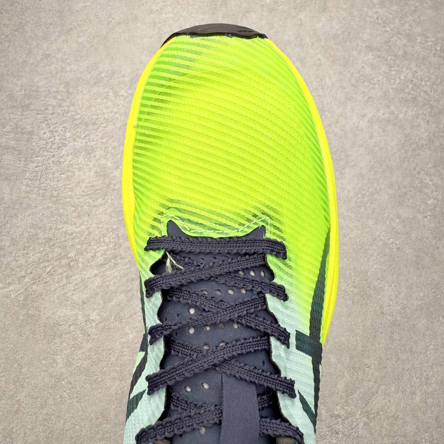 图片[4]-Asics Metaspeed Sky + 亚瑟士全面进化版竞速马拉松系列低帮轻量透气缓震休闲运动跑步鞋 这款Magic Speed跑鞋使用了亚瑟士的多项跑鞋科技，中底为2020年才出现在大众视野的FF Blast，这款中底为EVA和OBC混合发泡而来，相比之前的Flytefoam中底，这款材料在缓震和回弹性能上的表现更好，更加软弹。在中底前掌位置内嵌了不对称的碳板结构，这个碳板不是为了推进的目的，而是让前掌不要形变，维持前掌弧度，保证GuideSole科技在跑步过程中发挥作用。尺码：36 36.5 37.5 38 38.5 39 40 40.5 41 42 42.5 43 44 44.5 45-选品中心