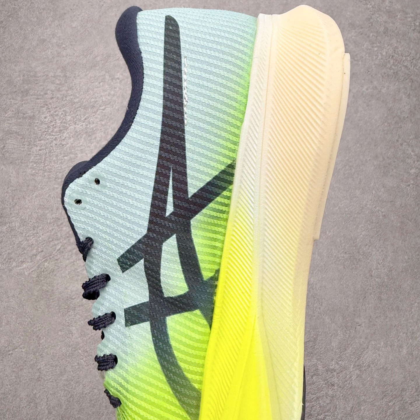 图片[7]-Asics Metaspeed Sky + 亚瑟士全面进化版竞速马拉松系列低帮轻量透气缓震休闲运动跑步鞋 这款Magic Speed跑鞋使用了亚瑟士的多项跑鞋科技，中底为2020年才出现在大众视野的FF Blast，这款中底为EVA和OBC混合发泡而来，相比之前的Flytefoam中底，这款材料在缓震和回弹性能上的表现更好，更加软弹。在中底前掌位置内嵌了不对称的碳板结构，这个碳板不是为了推进的目的，而是让前掌不要形变，维持前掌弧度，保证GuideSole科技在跑步过程中发挥作用。尺码：36 36.5 37.5 38 38.5 39 40 40.5 41 42 42.5 43 44 44.5 45-选品中心