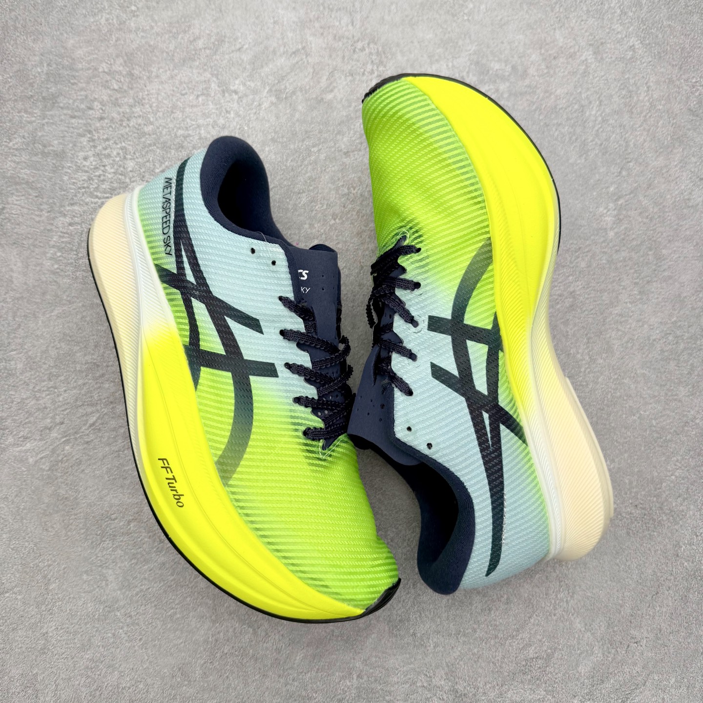 图片[3]-Asics Metaspeed Sky + 亚瑟士全面进化版竞速马拉松系列低帮轻量透气缓震休闲运动跑步鞋 这款Magic Speed跑鞋使用了亚瑟士的多项跑鞋科技，中底为2020年才出现在大众视野的FF Blast，这款中底为EVA和OBC混合发泡而来，相比之前的Flytefoam中底，这款材料在缓震和回弹性能上的表现更好，更加软弹。在中底前掌位置内嵌了不对称的碳板结构，这个碳板不是为了推进的目的，而是让前掌不要形变，维持前掌弧度，保证GuideSole科技在跑步过程中发挥作用。尺码：36 36.5 37.5 38 38.5 39 40 40.5 41 42 42.5 43 44 44.5 45-选品中心