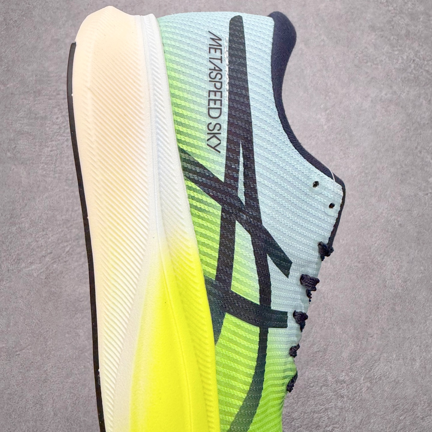 图片[6]-Asics Metaspeed Sky + 亚瑟士全面进化版竞速马拉松系列低帮轻量透气缓震休闲运动跑步鞋 这款Magic Speed跑鞋使用了亚瑟士的多项跑鞋科技，中底为2020年才出现在大众视野的FF Blast，这款中底为EVA和OBC混合发泡而来，相比之前的Flytefoam中底，这款材料在缓震和回弹性能上的表现更好，更加软弹。在中底前掌位置内嵌了不对称的碳板结构，这个碳板不是为了推进的目的，而是让前掌不要形变，维持前掌弧度，保证GuideSole科技在跑步过程中发挥作用。尺码：36 36.5 37.5 38 38.5 39 40 40.5 41 42 42.5 43 44 44.5 45-选品中心