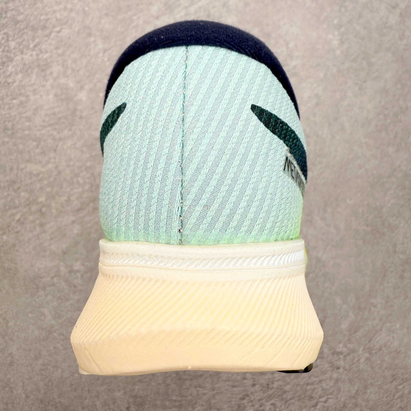 图片[8]-Asics Metaspeed Sky + 亚瑟士全面进化版竞速马拉松系列低帮轻量透气缓震休闲运动跑步鞋 这款Magic Speed跑鞋使用了亚瑟士的多项跑鞋科技，中底为2020年才出现在大众视野的FF Blast，这款中底为EVA和OBC混合发泡而来，相比之前的Flytefoam中底，这款材料在缓震和回弹性能上的表现更好，更加软弹。在中底前掌位置内嵌了不对称的碳板结构，这个碳板不是为了推进的目的，而是让前掌不要形变，维持前掌弧度，保证GuideSole科技在跑步过程中发挥作用。尺码：36 36.5 37.5 38 38.5 39 40 40.5 41 42 42.5 43 44 44.5 45-选品中心