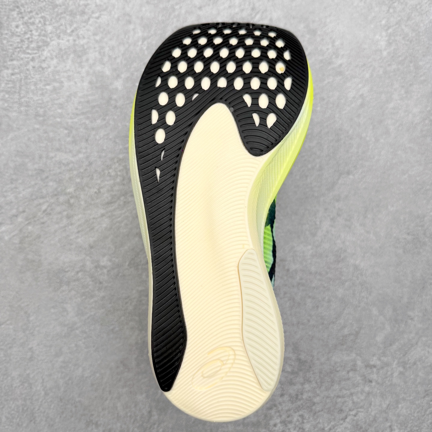 图片[9]-Asics Metaspeed Sky + 亚瑟士全面进化版竞速马拉松系列低帮轻量透气缓震休闲运动跑步鞋 这款Magic Speed跑鞋使用了亚瑟士的多项跑鞋科技，中底为2020年才出现在大众视野的FF Blast，这款中底为EVA和OBC混合发泡而来，相比之前的Flytefoam中底，这款材料在缓震和回弹性能上的表现更好，更加软弹。在中底前掌位置内嵌了不对称的碳板结构，这个碳板不是为了推进的目的，而是让前掌不要形变，维持前掌弧度，保证GuideSole科技在跑步过程中发挥作用。尺码：36 36.5 37.5 38 38.5 39 40 40.5 41 42 42.5 43 44 44.5 45-选品中心