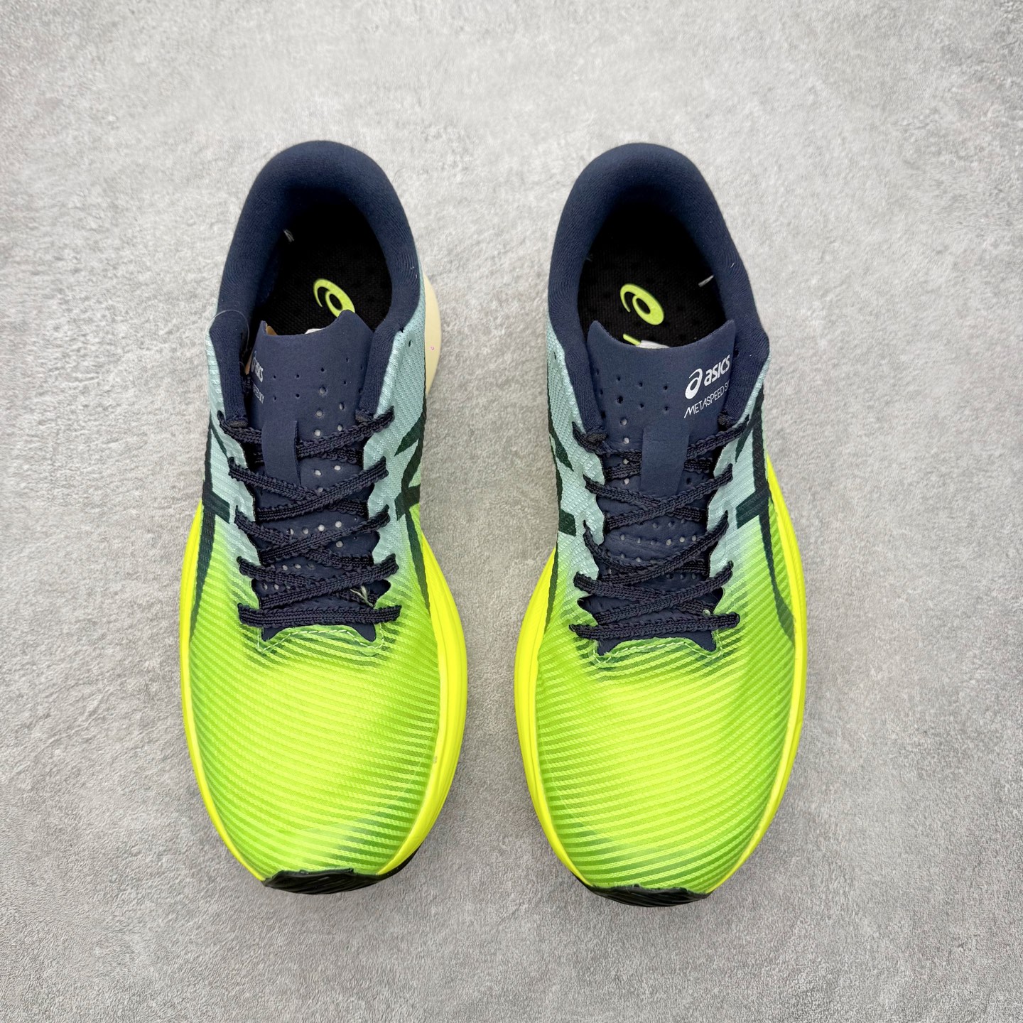 图片[2]-Asics Metaspeed Sky + 亚瑟士全面进化版竞速马拉松系列低帮轻量透气缓震休闲运动跑步鞋 这款Magic Speed跑鞋使用了亚瑟士的多项跑鞋科技，中底为2020年才出现在大众视野的FF Blast，这款中底为EVA和OBC混合发泡而来，相比之前的Flytefoam中底，这款材料在缓震和回弹性能上的表现更好，更加软弹。在中底前掌位置内嵌了不对称的碳板结构，这个碳板不是为了推进的目的，而是让前掌不要形变，维持前掌弧度，保证GuideSole科技在跑步过程中发挥作用。尺码：36 36.5 37.5 38 38.5 39 40 40.5 41 42 42.5 43 44 44.5 45-选品中心