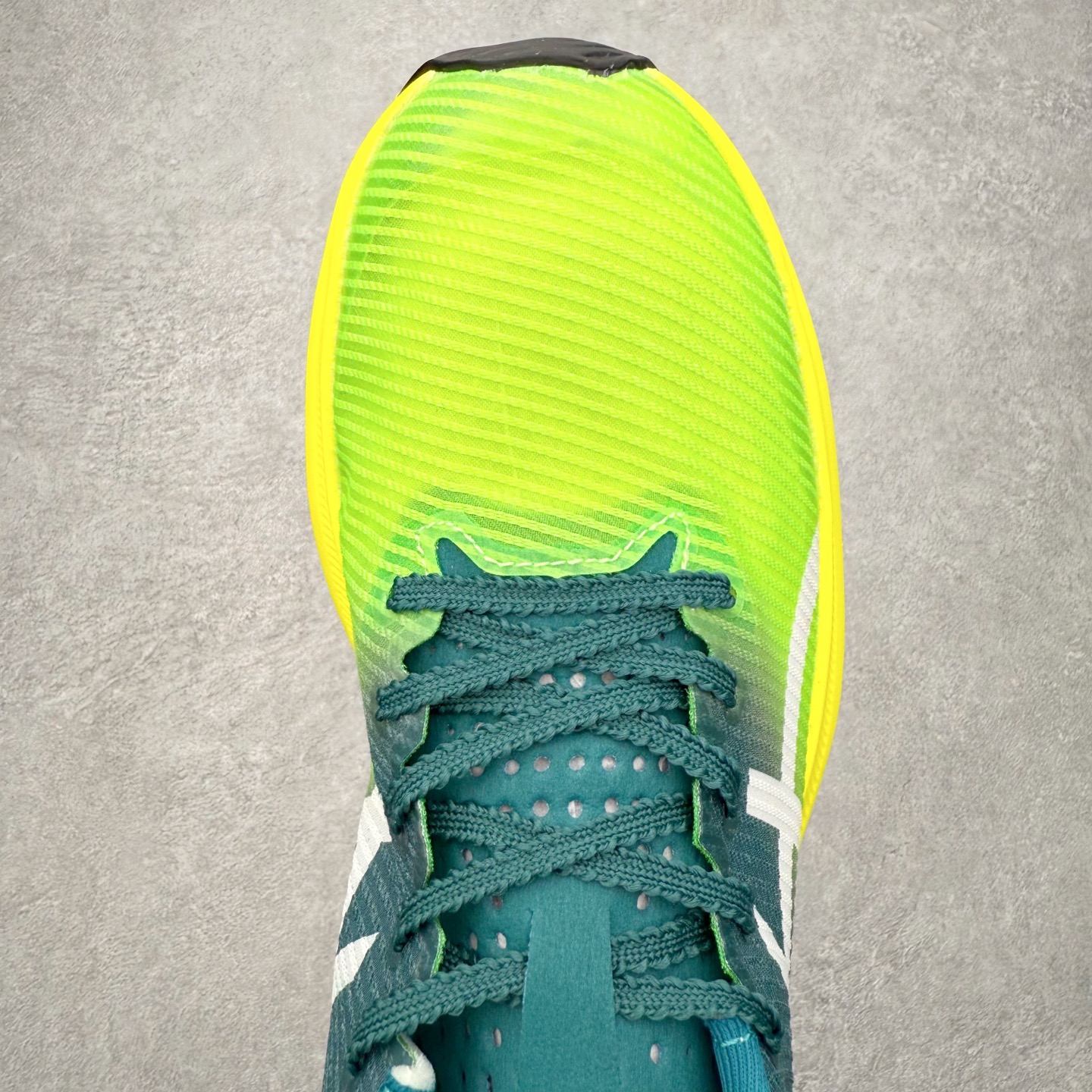 图片[4]-Asics Metaspeed Sky + 亚瑟士全面进化版竞速马拉松系列低帮轻量透气缓震休闲运动跑步鞋 这款Magic Speed跑鞋使用了亚瑟士的多项跑鞋科技，中底为2020年才出现在大众视野的FF Blast，这款中底为EVA和OBC混合发泡而来，相比之前的Flytefoam中底，这款材料在缓震和回弹性能上的表现更好，更加软弹。在中底前掌位置内嵌了不对称的碳板结构，这个碳板不是为了推进的目的，而是让前掌不要形变，维持前掌弧度，保证GuideSole科技在跑步过程中发挥作用。尺码：36 36.5 37.5 38 38.5 39 40 40.5 41 42 42.5 43 44 44.5 45-选品中心