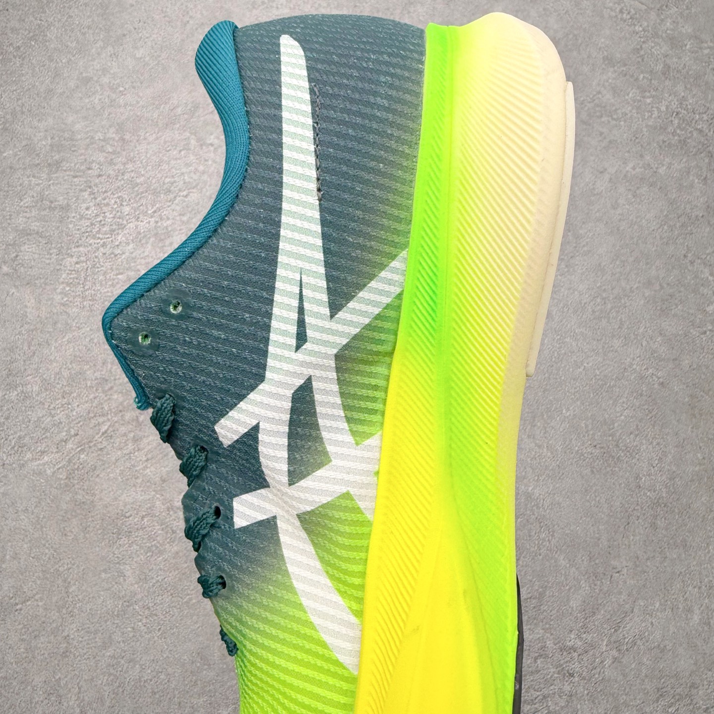 图片[7]-Asics Metaspeed Sky + 亚瑟士全面进化版竞速马拉松系列低帮轻量透气缓震休闲运动跑步鞋 这款Magic Speed跑鞋使用了亚瑟士的多项跑鞋科技，中底为2020年才出现在大众视野的FF Blast，这款中底为EVA和OBC混合发泡而来，相比之前的Flytefoam中底，这款材料在缓震和回弹性能上的表现更好，更加软弹。在中底前掌位置内嵌了不对称的碳板结构，这个碳板不是为了推进的目的，而是让前掌不要形变，维持前掌弧度，保证GuideSole科技在跑步过程中发挥作用。尺码：36 36.5 37.5 38 38.5 39 40 40.5 41 42 42.5 43 44 44.5 45-选品中心