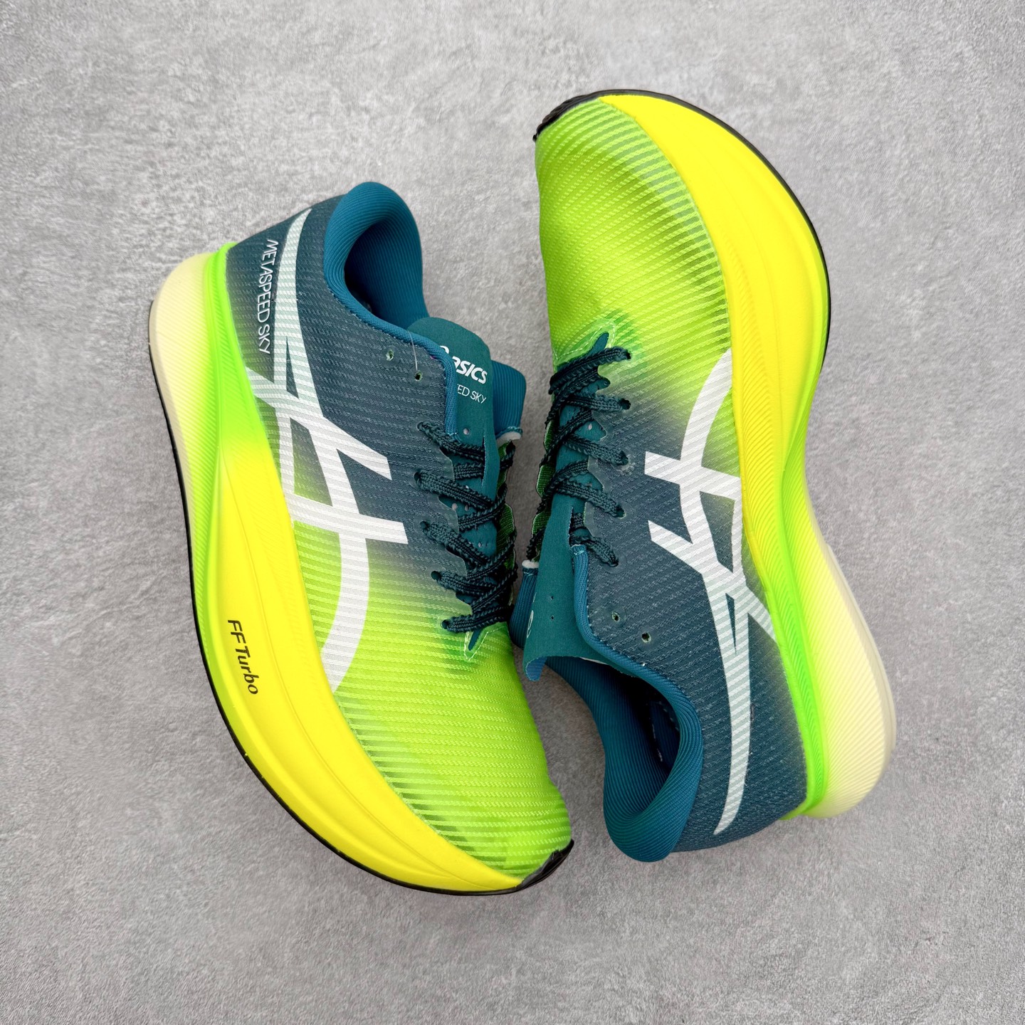 图片[3]-Asics Metaspeed Sky + 亚瑟士全面进化版竞速马拉松系列低帮轻量透气缓震休闲运动跑步鞋 这款Magic Speed跑鞋使用了亚瑟士的多项跑鞋科技，中底为2020年才出现在大众视野的FF Blast，这款中底为EVA和OBC混合发泡而来，相比之前的Flytefoam中底，这款材料在缓震和回弹性能上的表现更好，更加软弹。在中底前掌位置内嵌了不对称的碳板结构，这个碳板不是为了推进的目的，而是让前掌不要形变，维持前掌弧度，保证GuideSole科技在跑步过程中发挥作用。尺码：36 36.5 37.5 38 38.5 39 40 40.5 41 42 42.5 43 44 44.5 45-选品中心