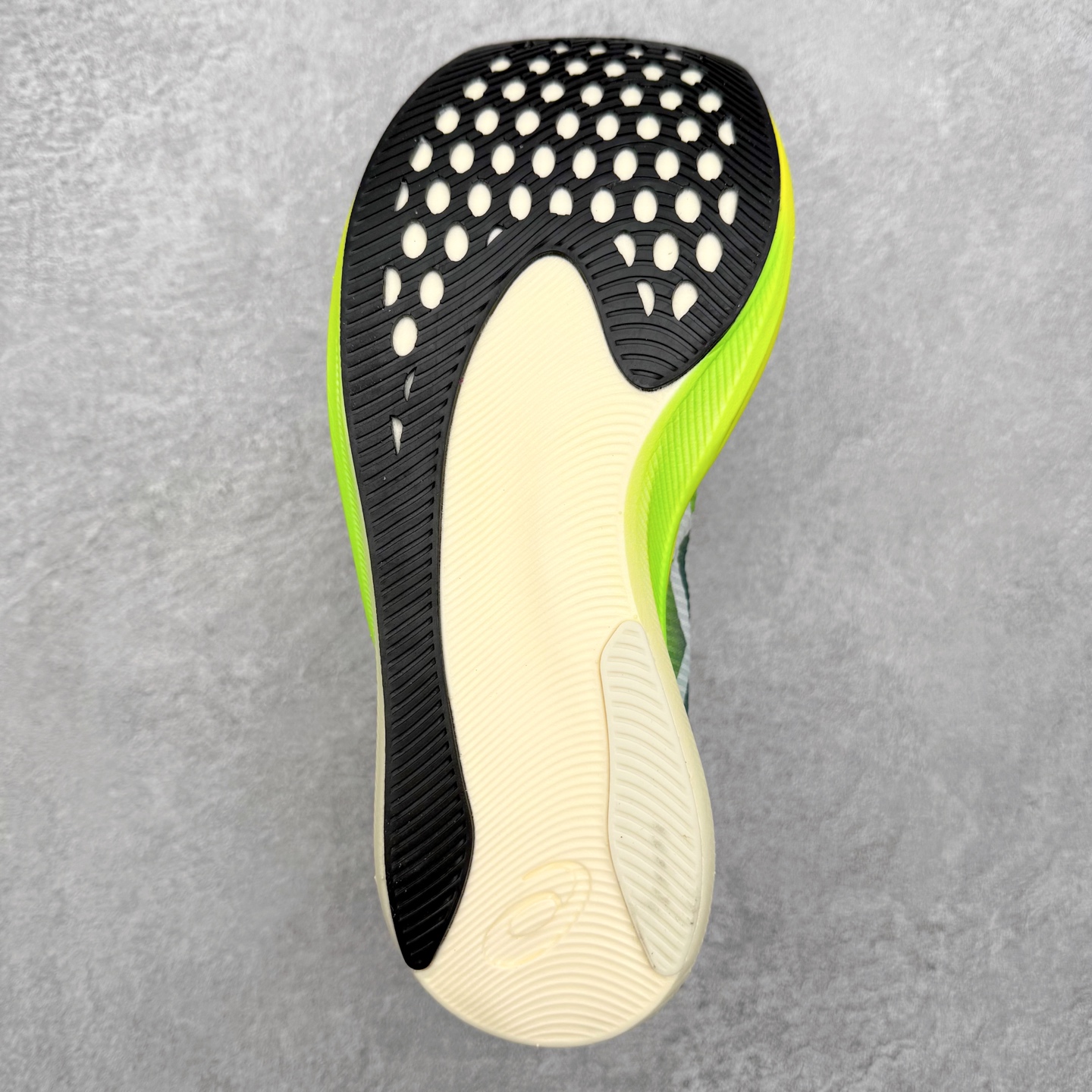 图片[9]-Asics Metaspeed Sky + 亚瑟士全面进化版竞速马拉松系列低帮轻量透气缓震休闲运动跑步鞋 这款Magic Speed跑鞋使用了亚瑟士的多项跑鞋科技，中底为2020年才出现在大众视野的FF Blast，这款中底为EVA和OBC混合发泡而来，相比之前的Flytefoam中底，这款材料在缓震和回弹性能上的表现更好，更加软弹。在中底前掌位置内嵌了不对称的碳板结构，这个碳板不是为了推进的目的，而是让前掌不要形变，维持前掌弧度，保证GuideSole科技在跑步过程中发挥作用。尺码：36 36.5 37.5 38 38.5 39 40 40.5 41 42 42.5 43 44 44.5 45-选品中心