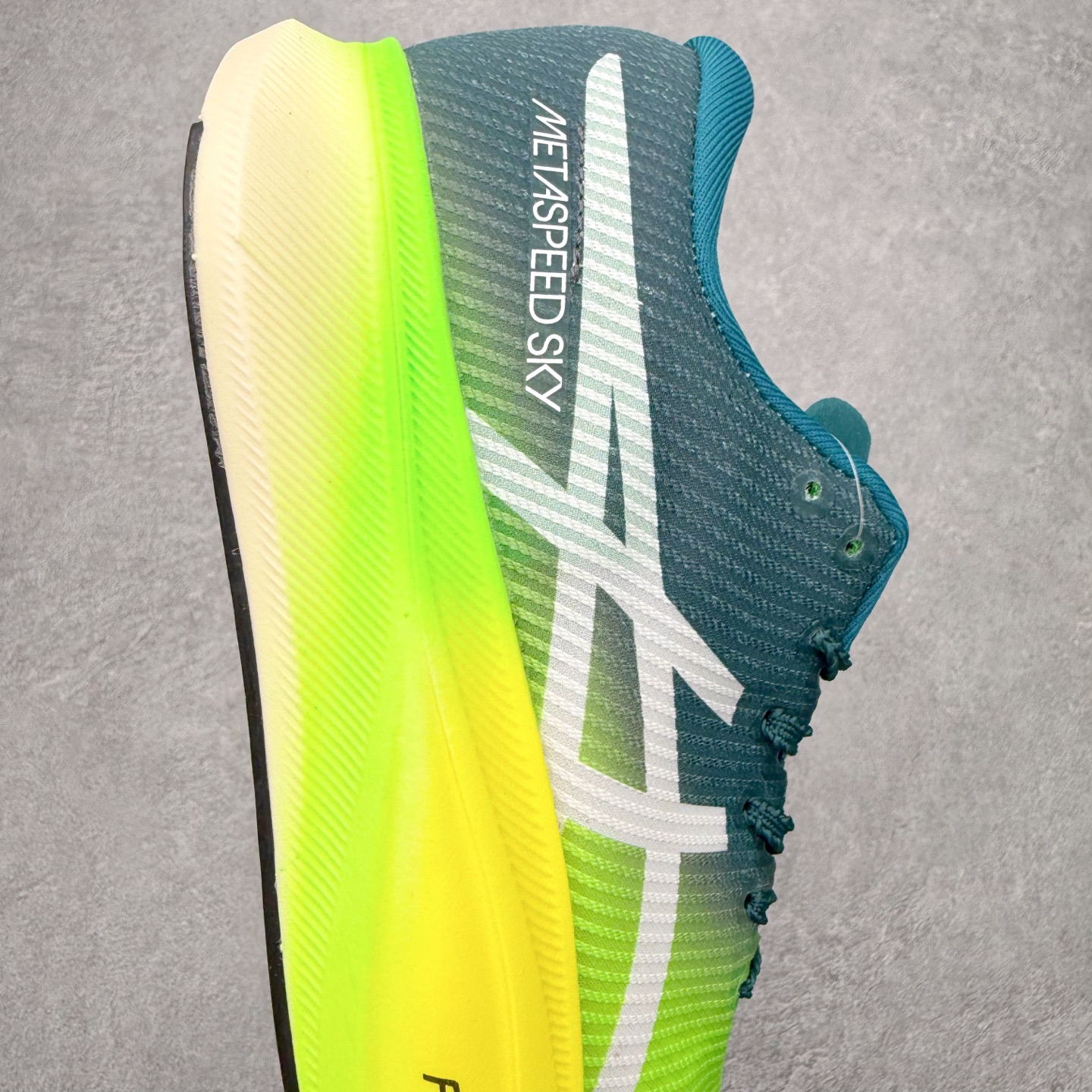 图片[6]-Asics Metaspeed Sky + 亚瑟士全面进化版竞速马拉松系列低帮轻量透气缓震休闲运动跑步鞋 这款Magic Speed跑鞋使用了亚瑟士的多项跑鞋科技，中底为2020年才出现在大众视野的FF Blast，这款中底为EVA和OBC混合发泡而来，相比之前的Flytefoam中底，这款材料在缓震和回弹性能上的表现更好，更加软弹。在中底前掌位置内嵌了不对称的碳板结构，这个碳板不是为了推进的目的，而是让前掌不要形变，维持前掌弧度，保证GuideSole科技在跑步过程中发挥作用。尺码：36 36.5 37.5 38 38.5 39 40 40.5 41 42 42.5 43 44 44.5 45-选品中心