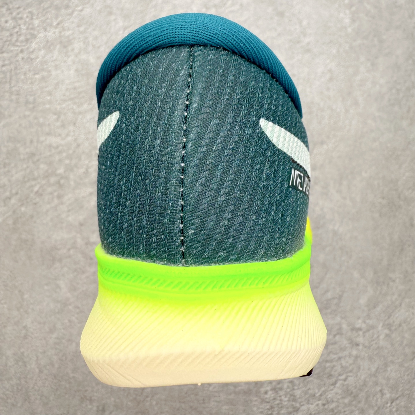 图片[8]-Asics Metaspeed Sky + 亚瑟士全面进化版竞速马拉松系列低帮轻量透气缓震休闲运动跑步鞋 这款Magic Speed跑鞋使用了亚瑟士的多项跑鞋科技，中底为2020年才出现在大众视野的FF Blast，这款中底为EVA和OBC混合发泡而来，相比之前的Flytefoam中底，这款材料在缓震和回弹性能上的表现更好，更加软弹。在中底前掌位置内嵌了不对称的碳板结构，这个碳板不是为了推进的目的，而是让前掌不要形变，维持前掌弧度，保证GuideSole科技在跑步过程中发挥作用。尺码：36 36.5 37.5 38 38.5 39 40 40.5 41 42 42.5 43 44 44.5 45-选品中心