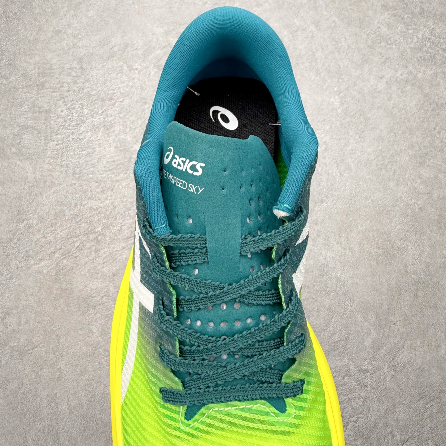 图片[5]-Asics Metaspeed Sky + 亚瑟士全面进化版竞速马拉松系列低帮轻量透气缓震休闲运动跑步鞋 这款Magic Speed跑鞋使用了亚瑟士的多项跑鞋科技，中底为2020年才出现在大众视野的FF Blast，这款中底为EVA和OBC混合发泡而来，相比之前的Flytefoam中底，这款材料在缓震和回弹性能上的表现更好，更加软弹。在中底前掌位置内嵌了不对称的碳板结构，这个碳板不是为了推进的目的，而是让前掌不要形变，维持前掌弧度，保证GuideSole科技在跑步过程中发挥作用。尺码：36 36.5 37.5 38 38.5 39 40 40.5 41 42 42.5 43 44 44.5 45-选品中心