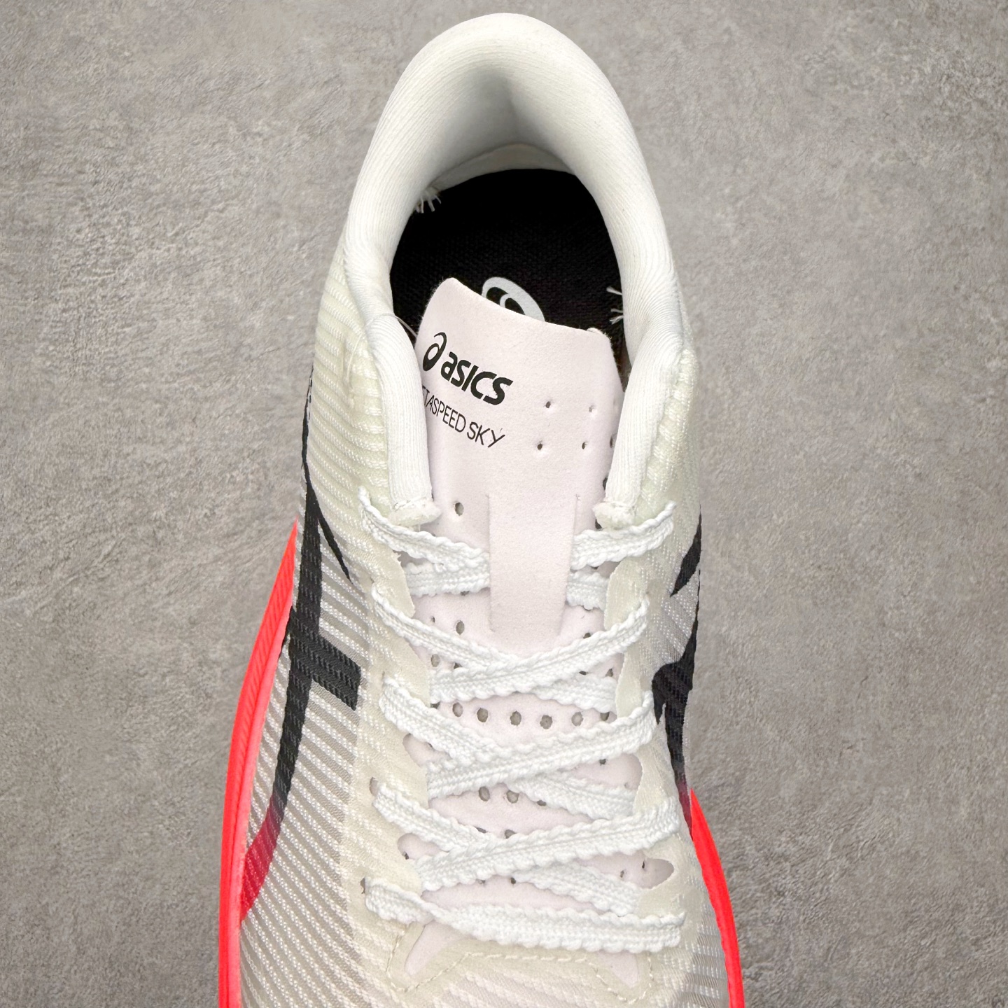 图片[5]-Asics Metaspeed Sky + 亚瑟士全面进化版竞速马拉松系列低帮轻量透气缓震休闲运动跑步鞋 这款Magic Speed跑鞋使用了亚瑟士的多项跑鞋科技，中底为2020年才出现在大众视野的FF Blast，这款中底为EVA和OBC混合发泡而来，相比之前的Flytefoam中底，这款材料在缓震和回弹性能上的表现更好，更加软弹。在中底前掌位置内嵌了不对称的碳板结构，这个碳板不是为了推进的目的，而是让前掌不要形变，维持前掌弧度，保证GuideSole科技在跑步过程中发挥作用。尺码：36 36.5 37.5 38 38.5 39 40 40.5 41 42 42.5 43 44 44.5 45-选品中心