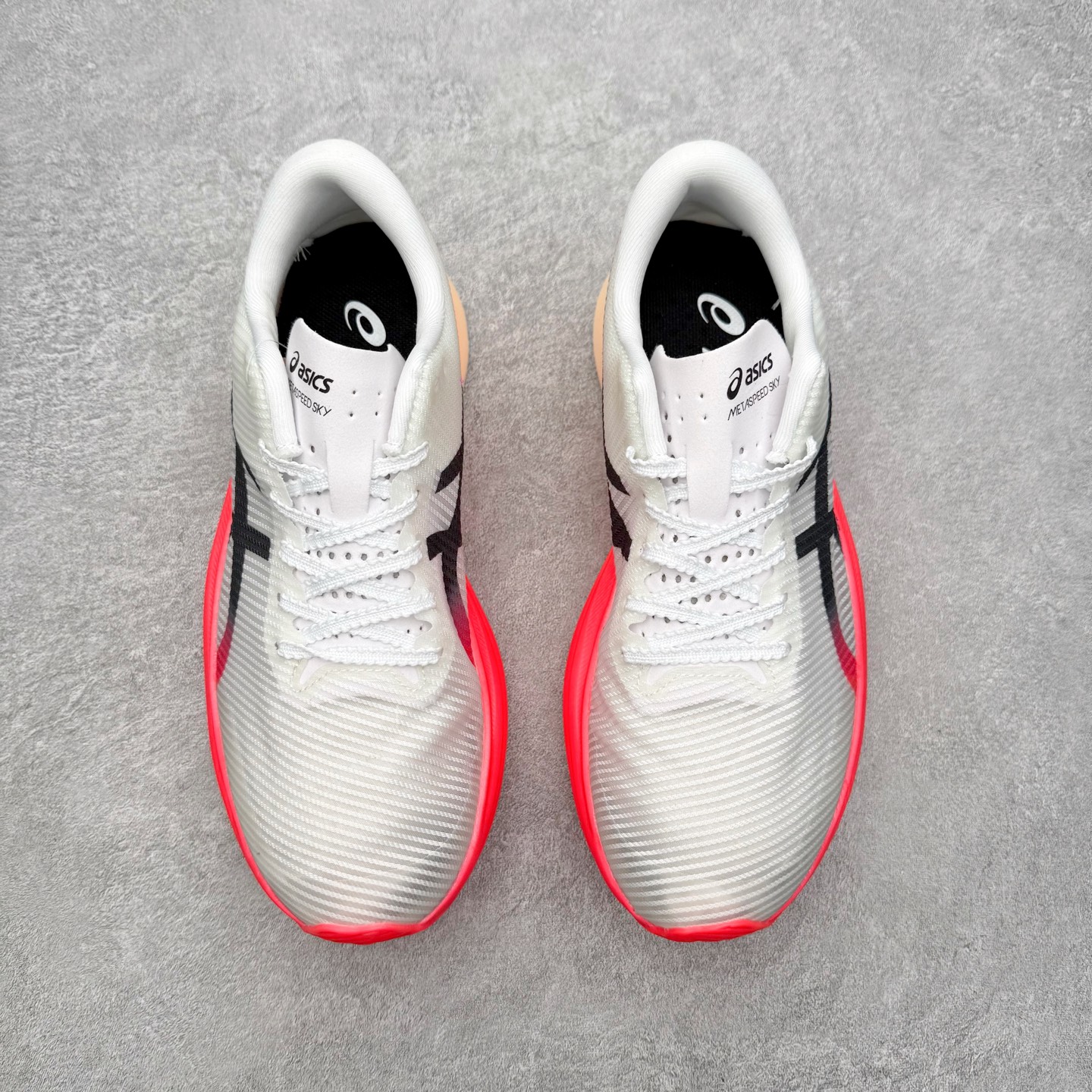 图片[2]-Asics Metaspeed Sky + 亚瑟士全面进化版竞速马拉松系列低帮轻量透气缓震休闲运动跑步鞋 这款Magic Speed跑鞋使用了亚瑟士的多项跑鞋科技，中底为2020年才出现在大众视野的FF Blast，这款中底为EVA和OBC混合发泡而来，相比之前的Flytefoam中底，这款材料在缓震和回弹性能上的表现更好，更加软弹。在中底前掌位置内嵌了不对称的碳板结构，这个碳板不是为了推进的目的，而是让前掌不要形变，维持前掌弧度，保证GuideSole科技在跑步过程中发挥作用。尺码：36 36.5 37.5 38 38.5 39 40 40.5 41 42 42.5 43 44 44.5 45-选品中心