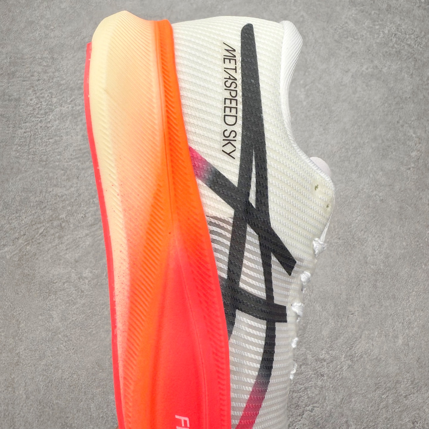 图片[6]-Asics Metaspeed Sky + 亚瑟士全面进化版竞速马拉松系列低帮轻量透气缓震休闲运动跑步鞋 这款Magic Speed跑鞋使用了亚瑟士的多项跑鞋科技，中底为2020年才出现在大众视野的FF Blast，这款中底为EVA和OBC混合发泡而来，相比之前的Flytefoam中底，这款材料在缓震和回弹性能上的表现更好，更加软弹。在中底前掌位置内嵌了不对称的碳板结构，这个碳板不是为了推进的目的，而是让前掌不要形变，维持前掌弧度，保证GuideSole科技在跑步过程中发挥作用。尺码：36 36.5 37.5 38 38.5 39 40 40.5 41 42 42.5 43 44 44.5 45-选品中心