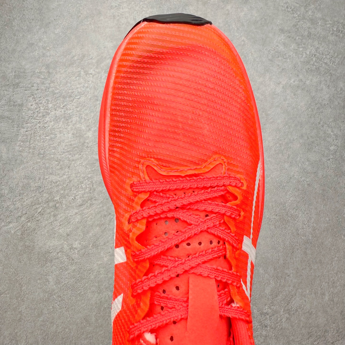 图片[4]-Asics Metaspeed Sky + 亚瑟士全面进化版竞速马拉松系列低帮轻量透气缓震休闲运动跑步鞋 这款Magic Speed跑鞋使用了亚瑟士的多项跑鞋科技，中底为2020年才出现在大众视野的FF Blast，这款中底为EVA和OBC混合发泡而来，相比之前的Flytefoam中底，这款材料在缓震和回弹性能上的表现更好，更加软弹。在中底前掌位置内嵌了不对称的碳板结构，这个碳板不是为了推进的目的，而是让前掌不要形变，维持前掌弧度，保证GuideSole科技在跑步过程中发挥作用。尺码：36 36.5 37.5 38 38.5 39 40 40.5 41 42 42.5 43 44 44.5 45-选品中心