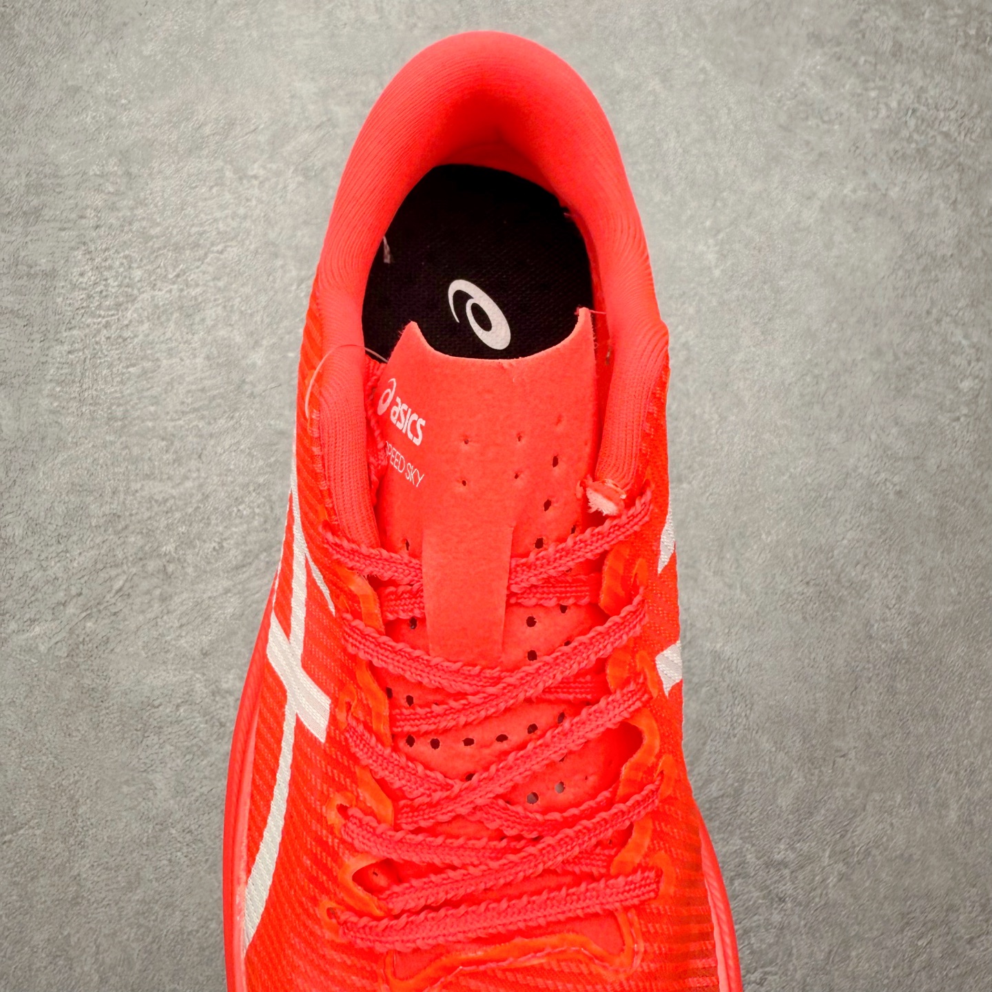 图片[5]-Asics Metaspeed Sky + 亚瑟士全面进化版竞速马拉松系列低帮轻量透气缓震休闲运动跑步鞋 这款Magic Speed跑鞋使用了亚瑟士的多项跑鞋科技，中底为2020年才出现在大众视野的FF Blast，这款中底为EVA和OBC混合发泡而来，相比之前的Flytefoam中底，这款材料在缓震和回弹性能上的表现更好，更加软弹。在中底前掌位置内嵌了不对称的碳板结构，这个碳板不是为了推进的目的，而是让前掌不要形变，维持前掌弧度，保证GuideSole科技在跑步过程中发挥作用。尺码：36 36.5 37.5 38 38.5 39 40 40.5 41 42 42.5 43 44 44.5 45-选品中心