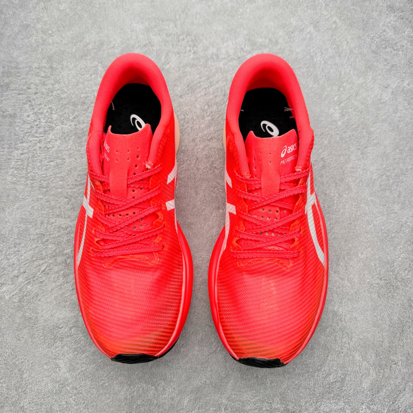 图片[2]-Asics Metaspeed Sky + 亚瑟士全面进化版竞速马拉松系列低帮轻量透气缓震休闲运动跑步鞋 这款Magic Speed跑鞋使用了亚瑟士的多项跑鞋科技，中底为2020年才出现在大众视野的FF Blast，这款中底为EVA和OBC混合发泡而来，相比之前的Flytefoam中底，这款材料在缓震和回弹性能上的表现更好，更加软弹。在中底前掌位置内嵌了不对称的碳板结构，这个碳板不是为了推进的目的，而是让前掌不要形变，维持前掌弧度，保证GuideSole科技在跑步过程中发挥作用。尺码：36 36.5 37.5 38 38.5 39 40 40.5 41 42 42.5 43 44 44.5 45-选品中心