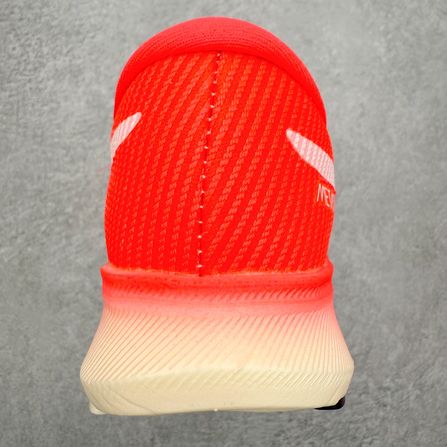 图片[8]-Asics Metaspeed Sky + 亚瑟士全面进化版竞速马拉松系列低帮轻量透气缓震休闲运动跑步鞋 这款Magic Speed跑鞋使用了亚瑟士的多项跑鞋科技，中底为2020年才出现在大众视野的FF Blast，这款中底为EVA和OBC混合发泡而来，相比之前的Flytefoam中底，这款材料在缓震和回弹性能上的表现更好，更加软弹。在中底前掌位置内嵌了不对称的碳板结构，这个碳板不是为了推进的目的，而是让前掌不要形变，维持前掌弧度，保证GuideSole科技在跑步过程中发挥作用。尺码：36 36.5 37.5 38 38.5 39 40 40.5 41 42 42.5 43 44 44.5 45-选品中心