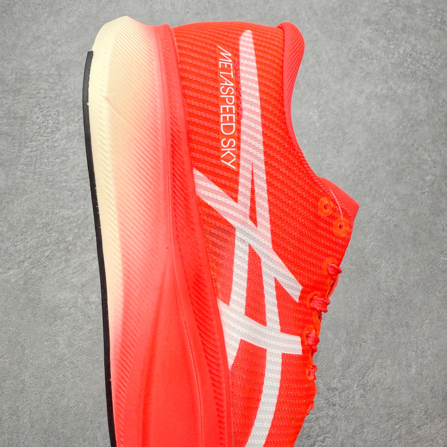 图片[6]-Asics Metaspeed Sky + 亚瑟士全面进化版竞速马拉松系列低帮轻量透气缓震休闲运动跑步鞋 这款Magic Speed跑鞋使用了亚瑟士的多项跑鞋科技，中底为2020年才出现在大众视野的FF Blast，这款中底为EVA和OBC混合发泡而来，相比之前的Flytefoam中底，这款材料在缓震和回弹性能上的表现更好，更加软弹。在中底前掌位置内嵌了不对称的碳板结构，这个碳板不是为了推进的目的，而是让前掌不要形变，维持前掌弧度，保证GuideSole科技在跑步过程中发挥作用。尺码：36 36.5 37.5 38 38.5 39 40 40.5 41 42 42.5 43 44 44.5 45-选品中心