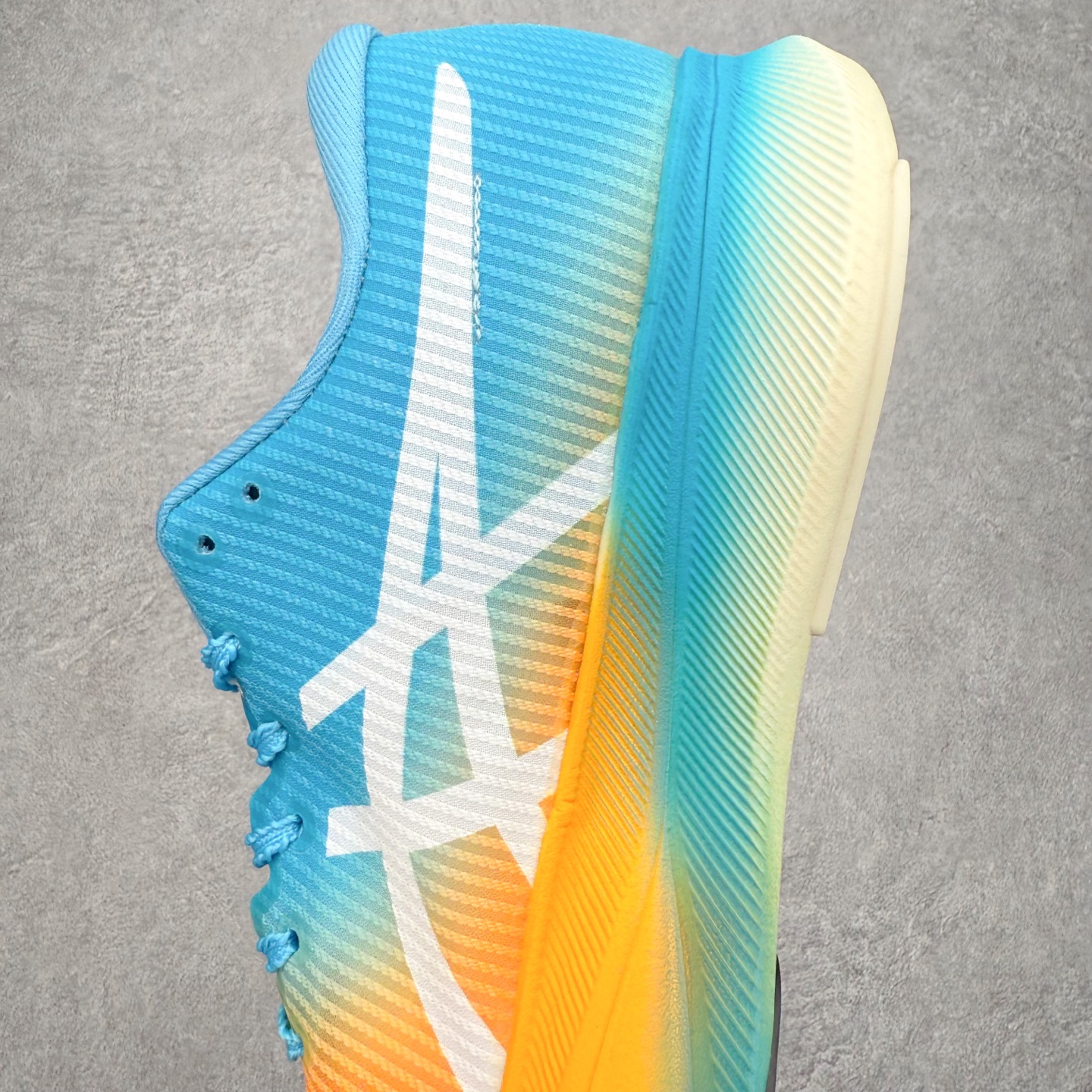 图片[7]-Asics Metaspeed Sky + 亚瑟士全面进化版竞速马拉松系列低帮轻量透气缓震休闲运动跑步鞋 这款Magic Speed跑鞋使用了亚瑟士的多项跑鞋科技，中底为2020年才出现在大众视野的FF Blast，这款中底为EVA和OBC混合发泡而来，相比之前的Flytefoam中底，这款材料在缓震和回弹性能上的表现更好，更加软弹。在中底前掌位置内嵌了不对称的碳板结构，这个碳板不是为了推进的目的，而是让前掌不要形变，维持前掌弧度，保证GuideSole科技在跑步过程中发挥作用。尺码：36 36.5 37.5 38 38.5 39 40 40.5 41 42 42.5 43 44 44.5 45-选品中心