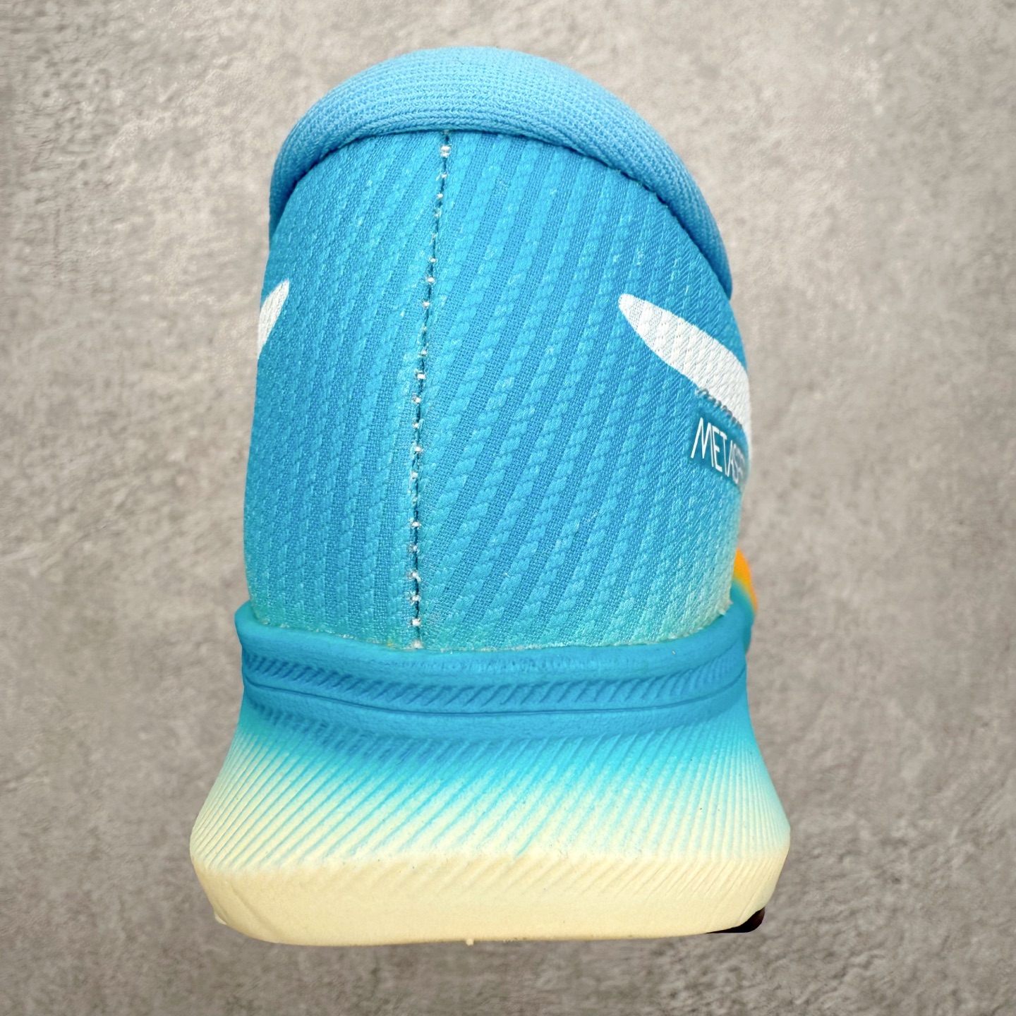 图片[8]-Asics Metaspeed Sky + 亚瑟士全面进化版竞速马拉松系列低帮轻量透气缓震休闲运动跑步鞋 这款Magic Speed跑鞋使用了亚瑟士的多项跑鞋科技，中底为2020年才出现在大众视野的FF Blast，这款中底为EVA和OBC混合发泡而来，相比之前的Flytefoam中底，这款材料在缓震和回弹性能上的表现更好，更加软弹。在中底前掌位置内嵌了不对称的碳板结构，这个碳板不是为了推进的目的，而是让前掌不要形变，维持前掌弧度，保证GuideSole科技在跑步过程中发挥作用。尺码：36 36.5 37.5 38 38.5 39 40 40.5 41 42 42.5 43 44 44.5 45-选品中心