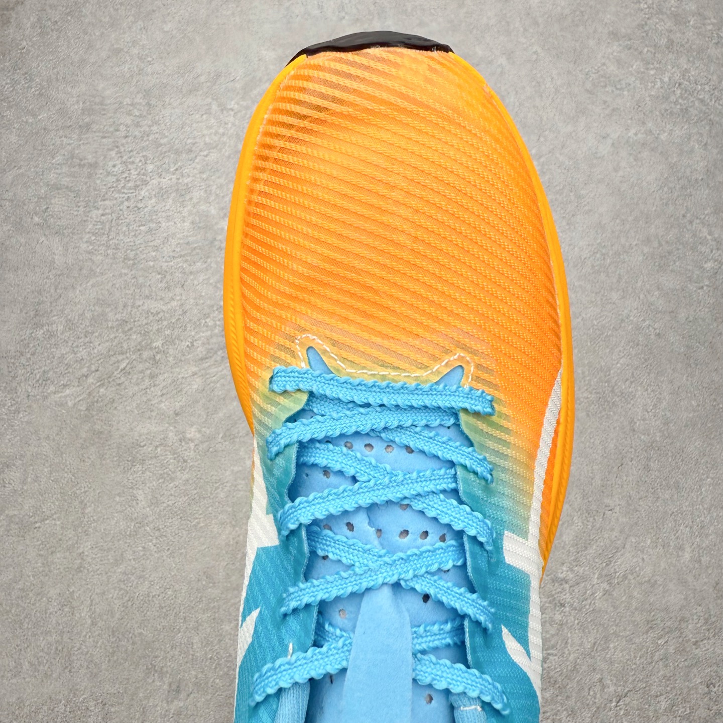 图片[4]-Asics Metaspeed Sky + 亚瑟士全面进化版竞速马拉松系列低帮轻量透气缓震休闲运动跑步鞋 这款Magic Speed跑鞋使用了亚瑟士的多项跑鞋科技，中底为2020年才出现在大众视野的FF Blast，这款中底为EVA和OBC混合发泡而来，相比之前的Flytefoam中底，这款材料在缓震和回弹性能上的表现更好，更加软弹。在中底前掌位置内嵌了不对称的碳板结构，这个碳板不是为了推进的目的，而是让前掌不要形变，维持前掌弧度，保证GuideSole科技在跑步过程中发挥作用。尺码：36 36.5 37.5 38 38.5 39 40 40.5 41 42 42.5 43 44 44.5 45-选品中心