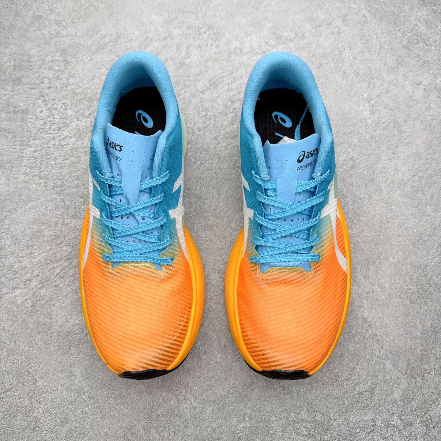 图片[2]-Asics Metaspeed Sky + 亚瑟士全面进化版竞速马拉松系列低帮轻量透气缓震休闲运动跑步鞋 这款Magic Speed跑鞋使用了亚瑟士的多项跑鞋科技，中底为2020年才出现在大众视野的FF Blast，这款中底为EVA和OBC混合发泡而来，相比之前的Flytefoam中底，这款材料在缓震和回弹性能上的表现更好，更加软弹。在中底前掌位置内嵌了不对称的碳板结构，这个碳板不是为了推进的目的，而是让前掌不要形变，维持前掌弧度，保证GuideSole科技在跑步过程中发挥作用。尺码：36 36.5 37.5 38 38.5 39 40 40.5 41 42 42.5 43 44 44.5 45-选品中心