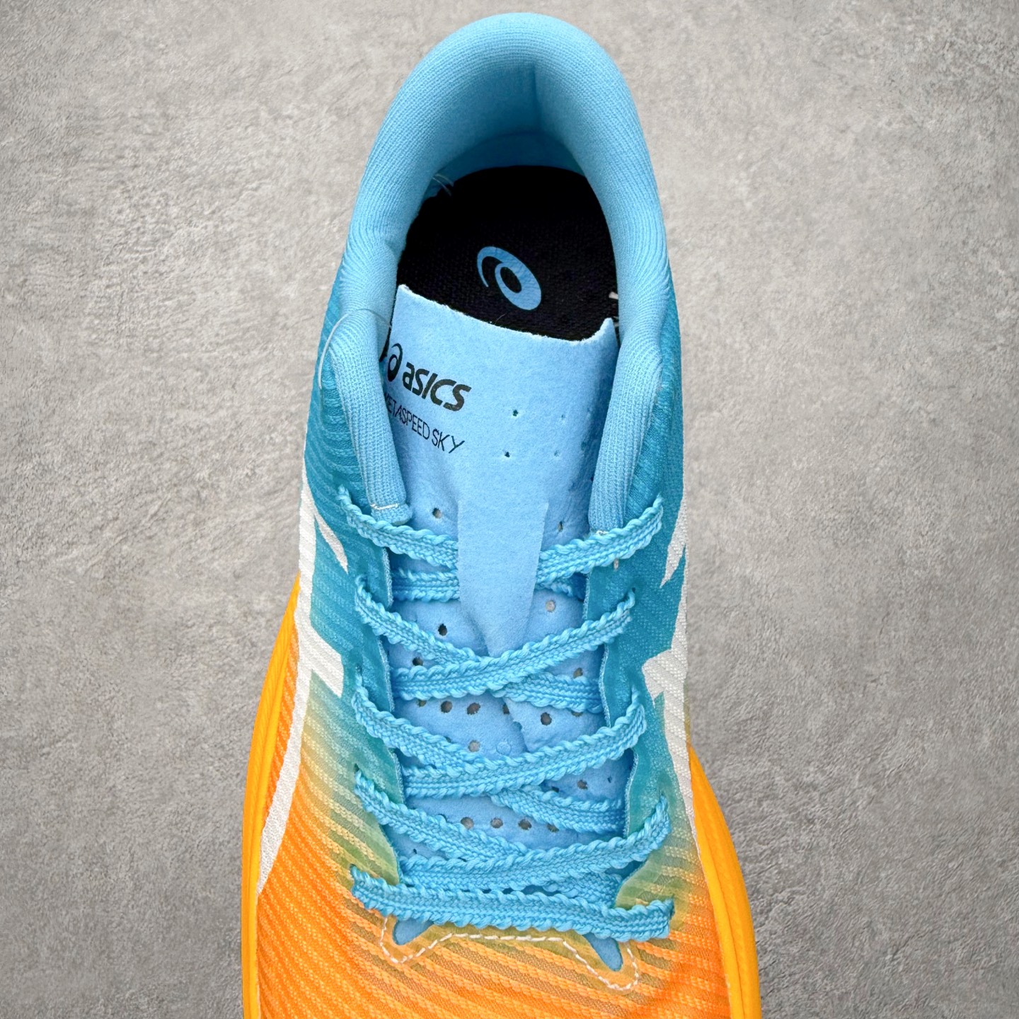 图片[5]-Asics Metaspeed Sky + 亚瑟士全面进化版竞速马拉松系列低帮轻量透气缓震休闲运动跑步鞋 这款Magic Speed跑鞋使用了亚瑟士的多项跑鞋科技，中底为2020年才出现在大众视野的FF Blast，这款中底为EVA和OBC混合发泡而来，相比之前的Flytefoam中底，这款材料在缓震和回弹性能上的表现更好，更加软弹。在中底前掌位置内嵌了不对称的碳板结构，这个碳板不是为了推进的目的，而是让前掌不要形变，维持前掌弧度，保证GuideSole科技在跑步过程中发挥作用。尺码：36 36.5 37.5 38 38.5 39 40 40.5 41 42 42.5 43 44 44.5 45-选品中心