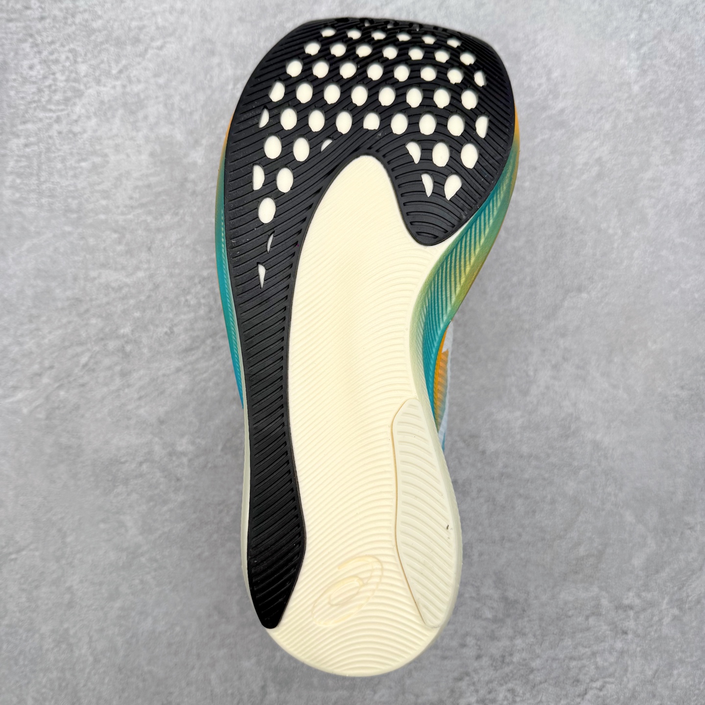 图片[9]-Asics Metaspeed Sky + 亚瑟士全面进化版竞速马拉松系列低帮轻量透气缓震休闲运动跑步鞋 这款Magic Speed跑鞋使用了亚瑟士的多项跑鞋科技，中底为2020年才出现在大众视野的FF Blast，这款中底为EVA和OBC混合发泡而来，相比之前的Flytefoam中底，这款材料在缓震和回弹性能上的表现更好，更加软弹。在中底前掌位置内嵌了不对称的碳板结构，这个碳板不是为了推进的目的，而是让前掌不要形变，维持前掌弧度，保证GuideSole科技在跑步过程中发挥作用。尺码：36 36.5 37.5 38 38.5 39 40 40.5 41 42 42.5 43 44 44.5 45-选品中心