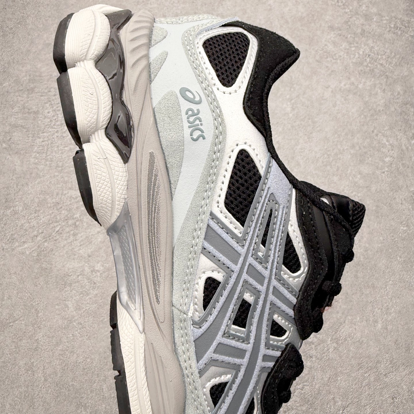 图片[6]-Asics GEL-NYC 亚瑟士防滑耐磨透气低帮运动休闲鞋 GEL-NYC™ 运动鞋的灵感源自传统和现代高性能跑步风格 其鞋面结构参考了 2000 年代初的 GEL-NIMBUS™ 3 鞋 并将其与 MC-PLUS V 设计中的各种装饰融为一体 该工装通过使用 GEL-CUMULUS® 16 鞋的工装系统来对比鞋面的复古风格 通过轻质泡沫和 GEL® 技术嵌入物的结合 这种中底结构有助于创造先进的脚底舒适度 尺码：36 37 37.5 38 39 40.5 41.5 42 42.5 43.5 44 45-选品中心