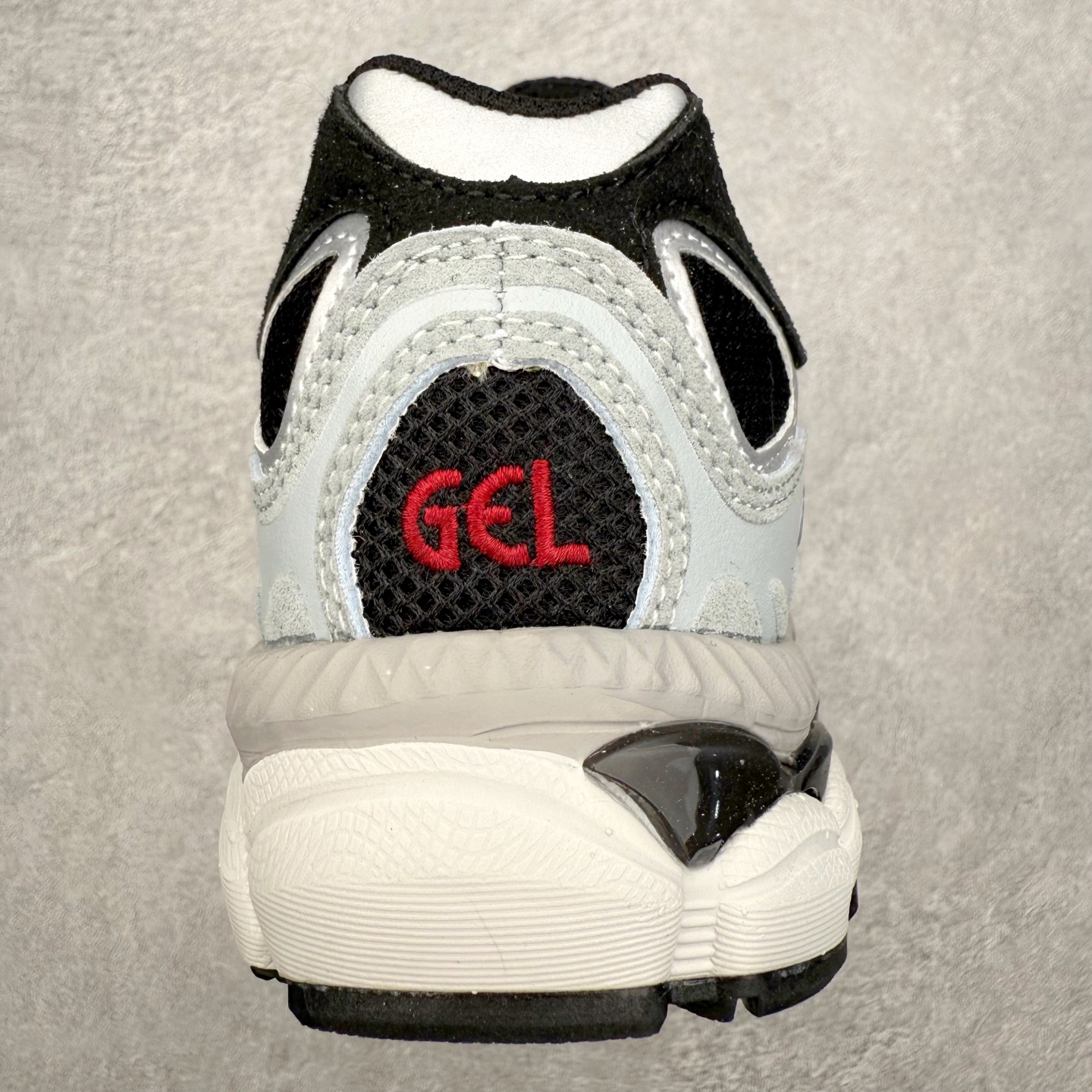 图片[8]-Asics GEL-NYC 亚瑟士防滑耐磨透气低帮运动休闲鞋 GEL-NYC™ 运动鞋的灵感源自传统和现代高性能跑步风格 其鞋面结构参考了 2000 年代初的 GEL-NIMBUS™ 3 鞋 并将其与 MC-PLUS V 设计中的各种装饰融为一体 该工装通过使用 GEL-CUMULUS® 16 鞋的工装系统来对比鞋面的复古风格 通过轻质泡沫和 GEL® 技术嵌入物的结合 这种中底结构有助于创造先进的脚底舒适度 尺码：36 37 37.5 38 39 40.5 41.5 42 42.5 43.5 44 45-选品中心