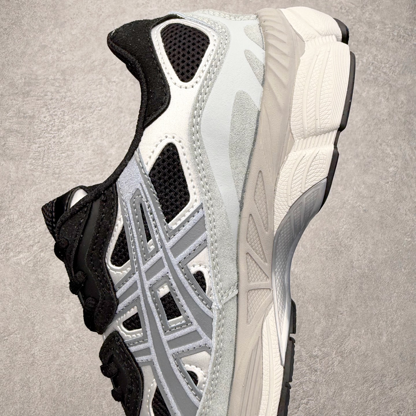 图片[7]-Asics GEL-NYC 亚瑟士防滑耐磨透气低帮运动休闲鞋 GEL-NYC™ 运动鞋的灵感源自传统和现代高性能跑步风格 其鞋面结构参考了 2000 年代初的 GEL-NIMBUS™ 3 鞋 并将其与 MC-PLUS V 设计中的各种装饰融为一体 该工装通过使用 GEL-CUMULUS® 16 鞋的工装系统来对比鞋面的复古风格 通过轻质泡沫和 GEL® 技术嵌入物的结合 这种中底结构有助于创造先进的脚底舒适度 尺码：36 37 37.5 38 39 40.5 41.5 42 42.5 43.5 44 45-选品中心