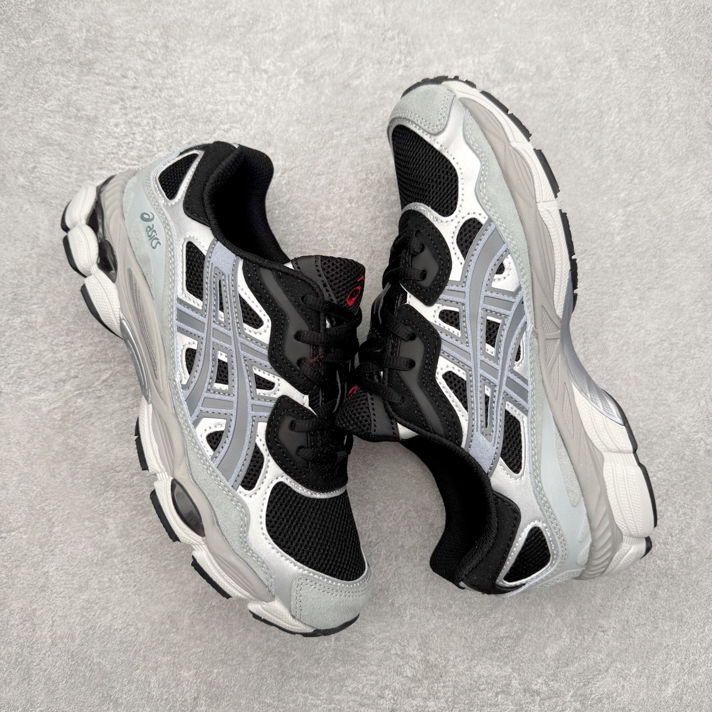 图片[3]-Asics GEL-NYC 亚瑟士防滑耐磨透气低帮运动休闲鞋 GEL-NYC™ 运动鞋的灵感源自传统和现代高性能跑步风格 其鞋面结构参考了 2000 年代初的 GEL-NIMBUS™ 3 鞋 并将其与 MC-PLUS V 设计中的各种装饰融为一体 该工装通过使用 GEL-CUMULUS® 16 鞋的工装系统来对比鞋面的复古风格 通过轻质泡沫和 GEL® 技术嵌入物的结合 这种中底结构有助于创造先进的脚底舒适度 尺码：36 37 37.5 38 39 40.5 41.5 42 42.5 43.5 44 45-选品中心