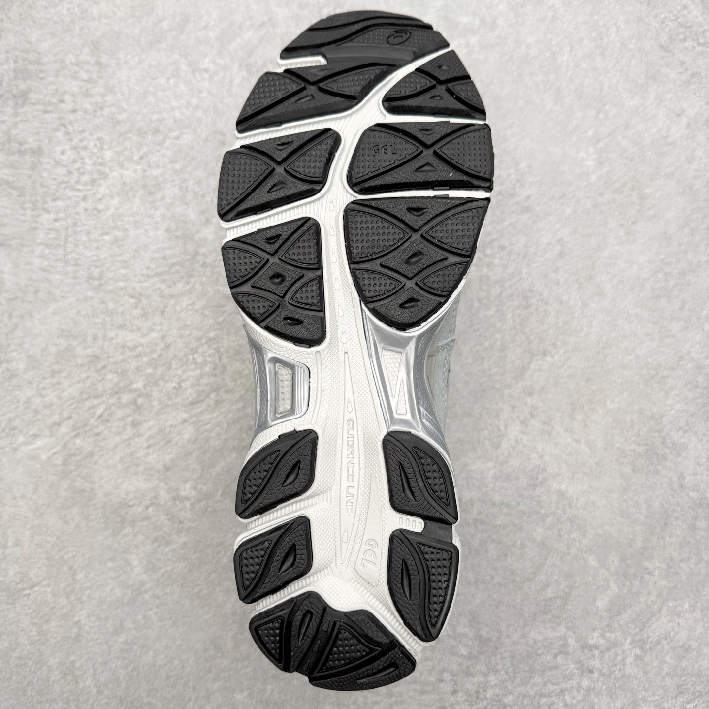 图片[9]-Asics GEL-NYC 亚瑟士防滑耐磨透气低帮运动休闲鞋 GEL-NYC™ 运动鞋的灵感源自传统和现代高性能跑步风格 其鞋面结构参考了 2000 年代初的 GEL-NIMBUS™ 3 鞋 并将其与 MC-PLUS V 设计中的各种装饰融为一体 该工装通过使用 GEL-CUMULUS® 16 鞋的工装系统来对比鞋面的复古风格 通过轻质泡沫和 GEL® 技术嵌入物的结合 这种中底结构有助于创造先进的脚底舒适度 尺码：36 37 37.5 38 39 40.5 41.5 42 42.5 43.5 44 45-选品中心