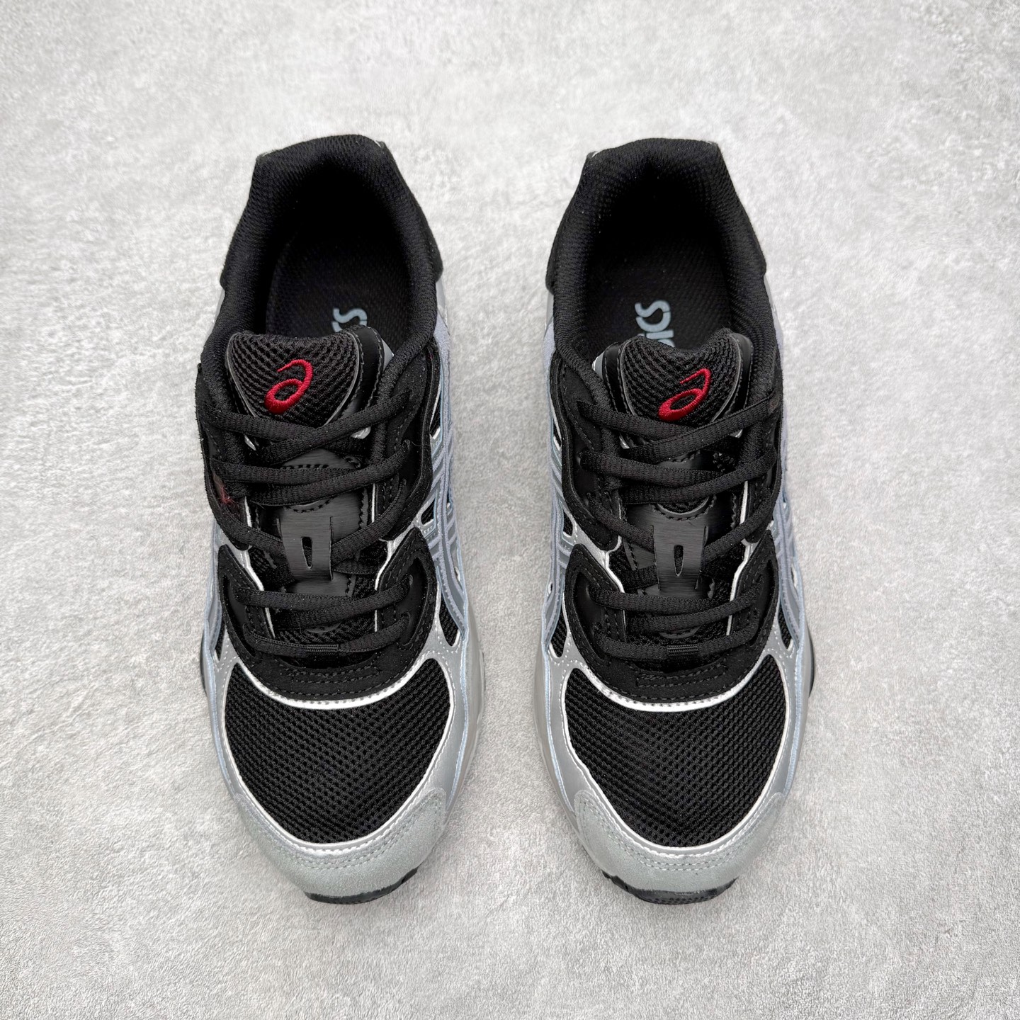 图片[2]-Asics GEL-NYC 亚瑟士防滑耐磨透气低帮运动休闲鞋 GEL-NYC™ 运动鞋的灵感源自传统和现代高性能跑步风格 其鞋面结构参考了 2000 年代初的 GEL-NIMBUS™ 3 鞋 并将其与 MC-PLUS V 设计中的各种装饰融为一体 该工装通过使用 GEL-CUMULUS® 16 鞋的工装系统来对比鞋面的复古风格 通过轻质泡沫和 GEL® 技术嵌入物的结合 这种中底结构有助于创造先进的脚底舒适度 尺码：36 37 37.5 38 39 40.5 41.5 42 42.5 43.5 44 45-选品中心